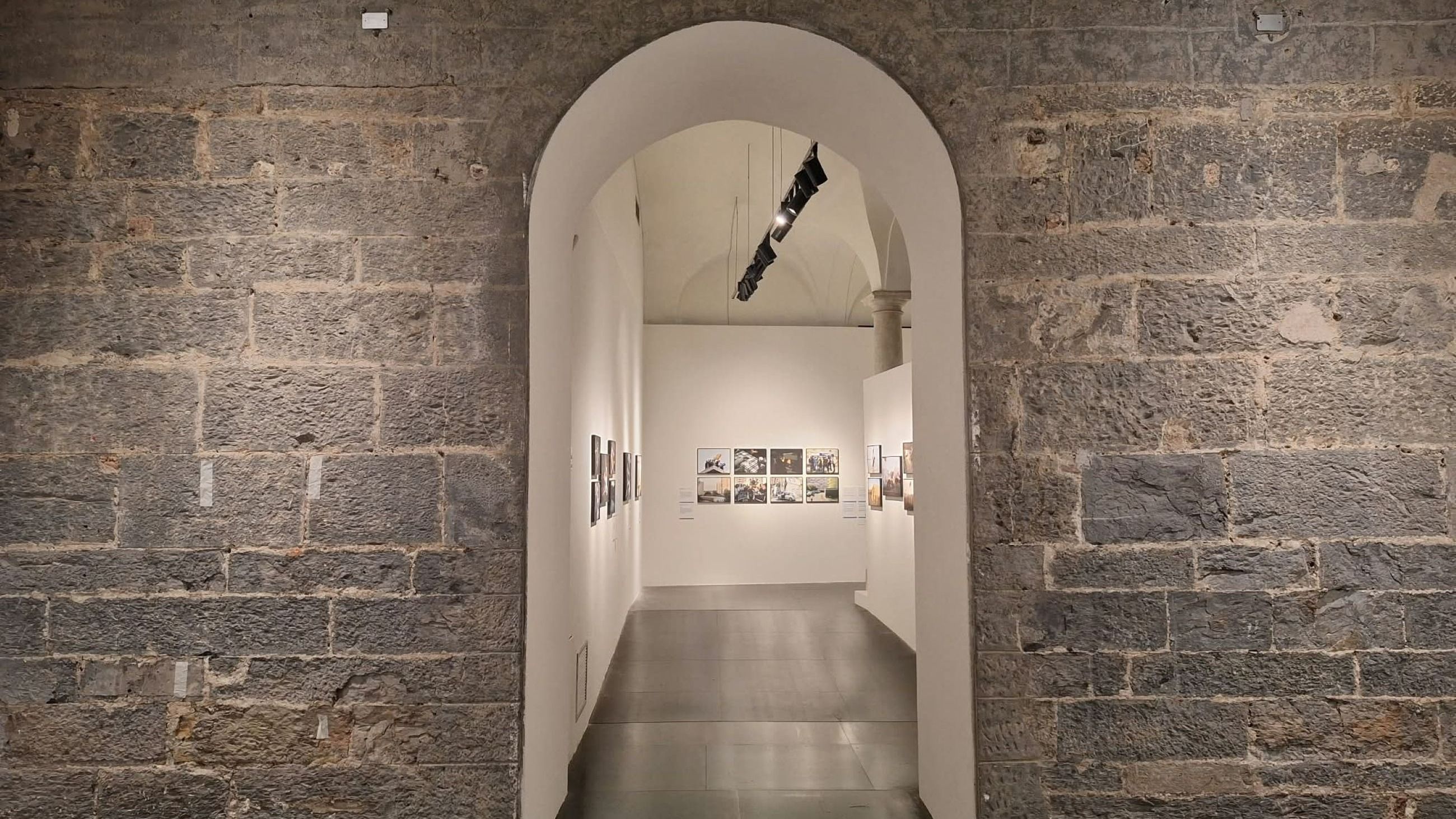 L'allestimento della mostra nella Loggia degli Abati di Palazzo Ducale a Genova - Crediti: Ufficio Stampa