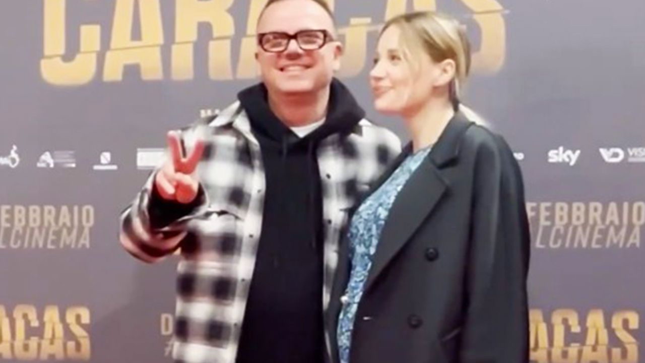 Gigi D'Alessio e la compagna Denise Esposito con il pancione all'anteprima del film Caracas (Foto Instagram)