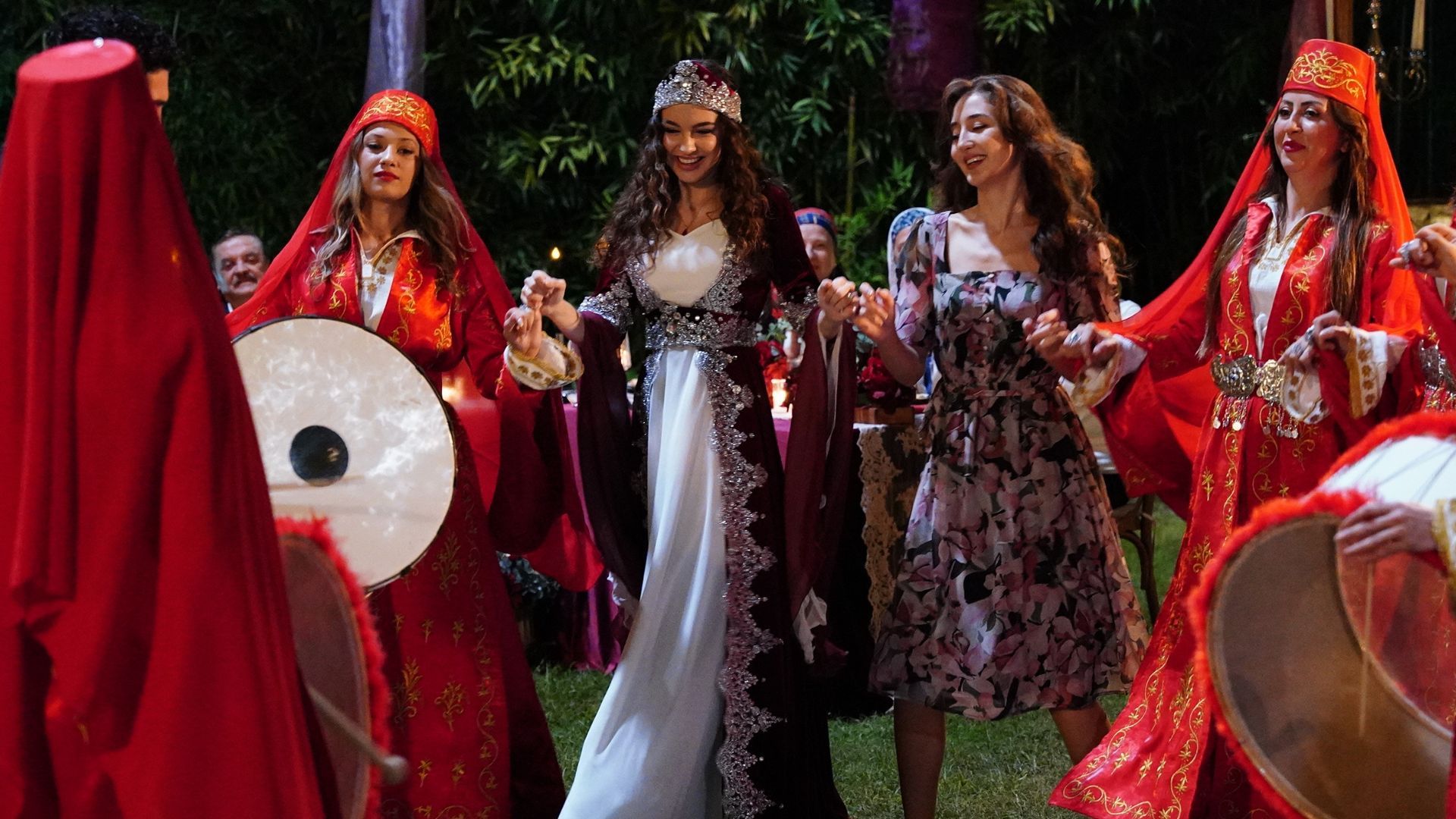 Burcu Yazgi Coskun (Canfeza) in una scena di Racconto di una notte