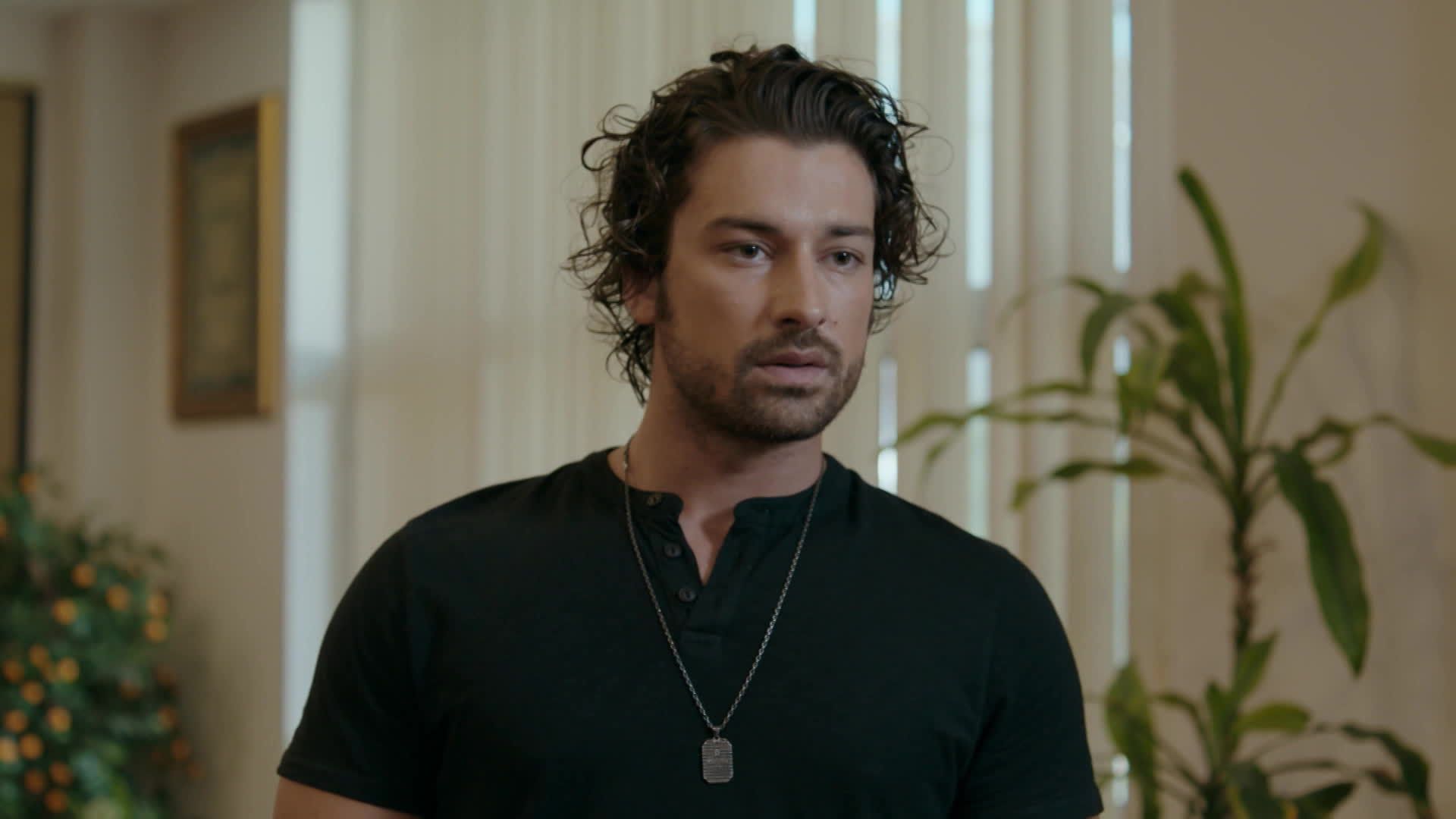 Alp Navruz (Poyraz) in una scena di Be My Sunshine.