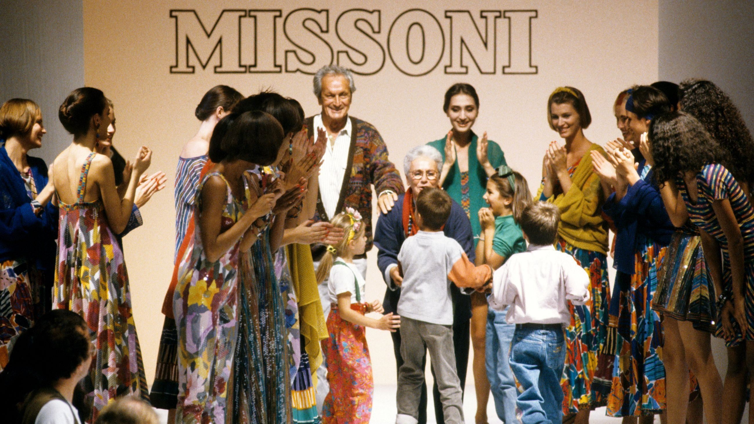 Lo stilista italiano Ottavio Missoni e la moglie Rosita con una piccola Margherita Missoni sorridono felici in passerella, salutando e ringraziando il pubblico dopo la sfilata Missoni Primavera-Estate 1991; 1° ottobre 1990, Milano - Credits: Getty Images