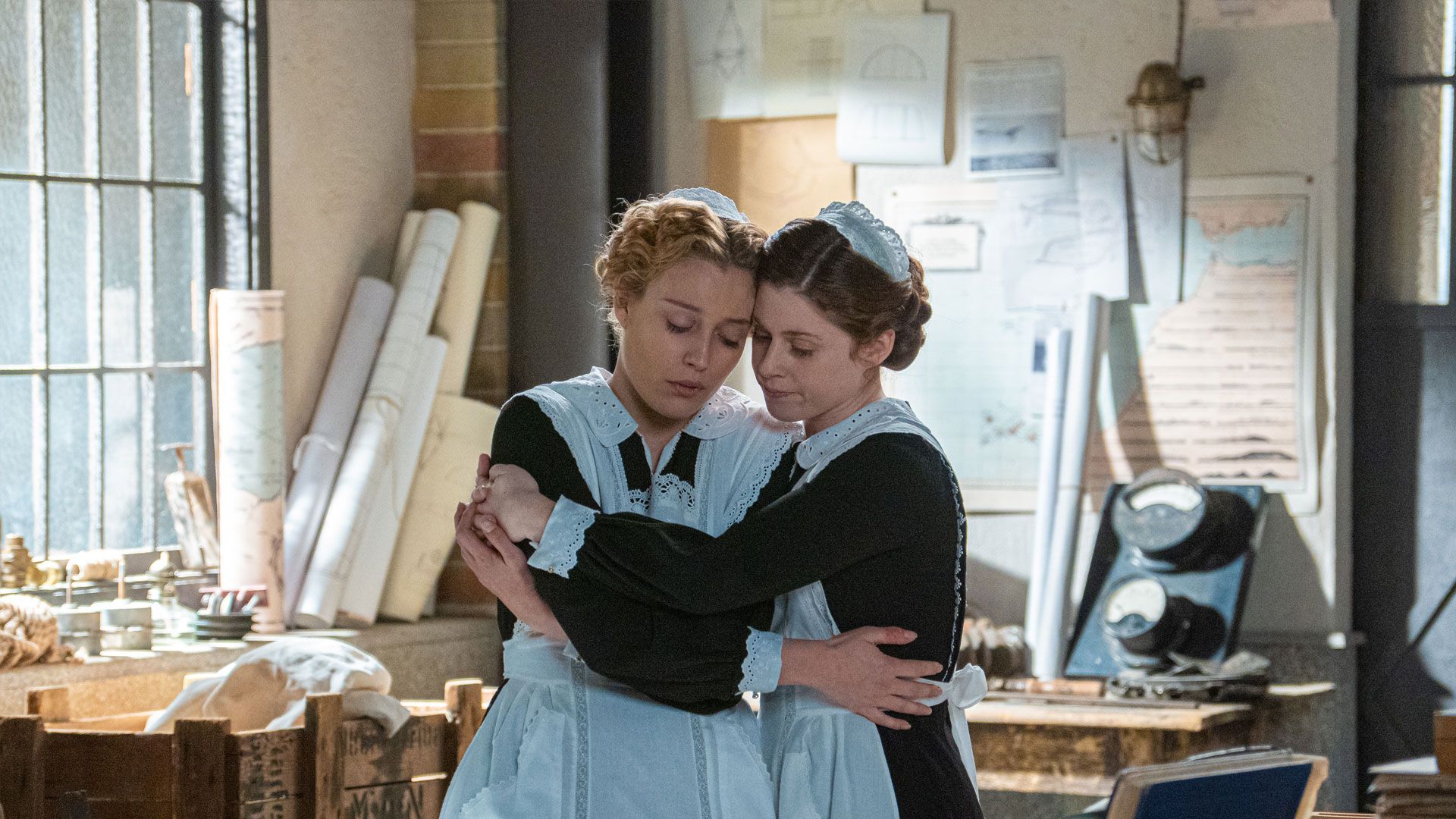 Ana Garces (Jana Exposito) e Sara Molina (Maria Fernandez) in una scena de La promessa