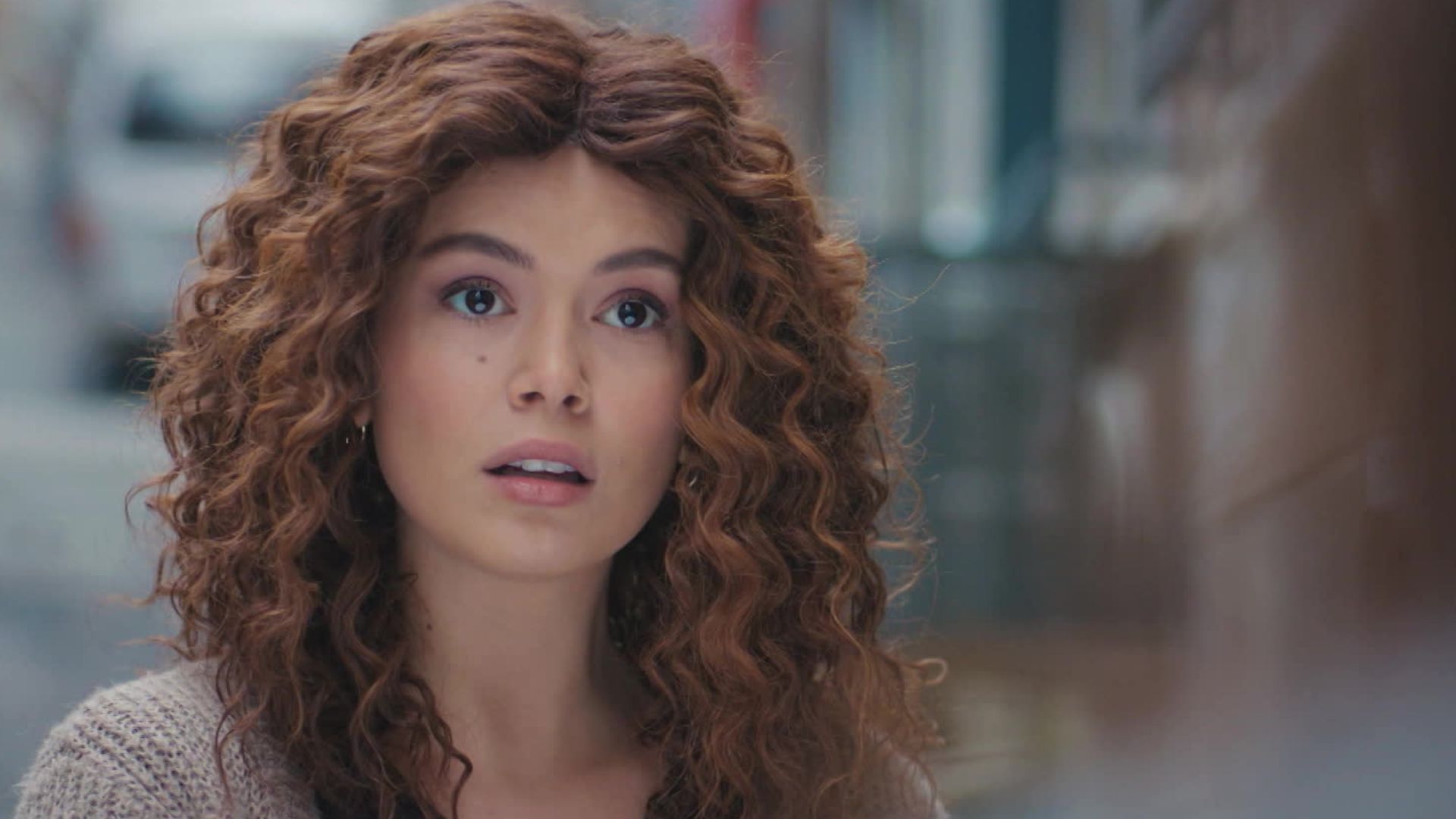 Seray Kaya (Sirin) in una scena de La forza di una donna. 