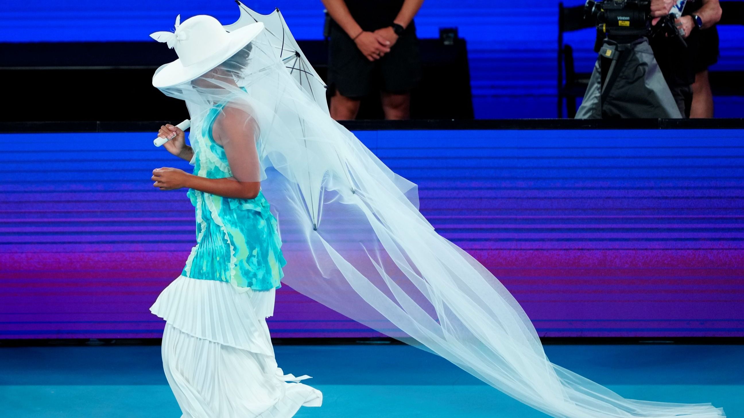 Naomi Osaka entra in campo per affrontare la croata Antonia Ružić al primo turno del singolare femminile, durante la terza giornata degli Australian Open 2026, al Melbourne Park, il 20 gennaio 2026 a Melbourne, in Australia - Credits: Getty Images 