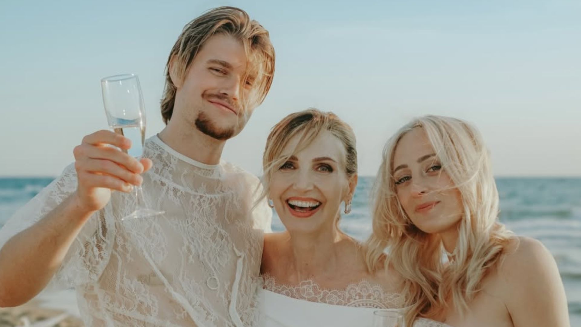 Lorella Cuccarini con il figlio Giorgio e la nuora Mariasole, credito: Mill Photo