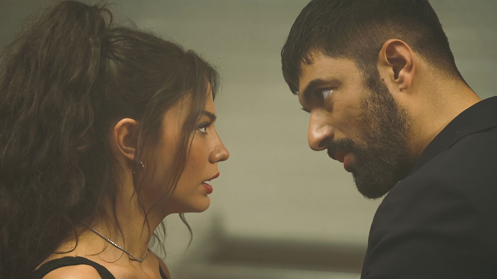 Demet Özdemir (Farah Erşadi) e Engin Akyürek (Tahir Lekesiz) in una scena di Io sono Farah