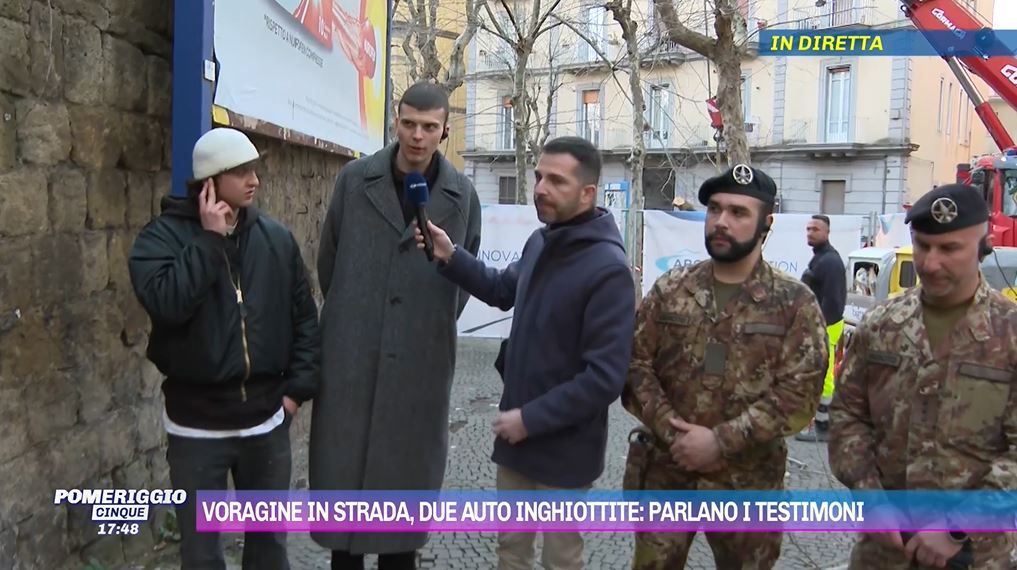 Vomero, una voragine inghiotte due auto