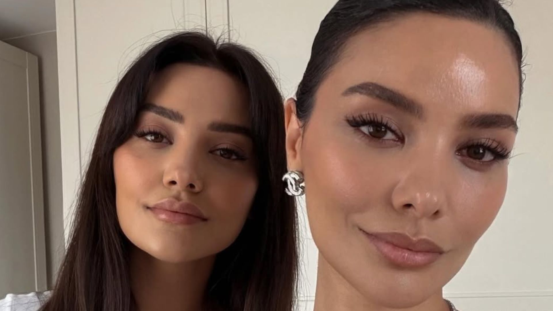 Hazal Kucukkose con la sorella gemella Deniz