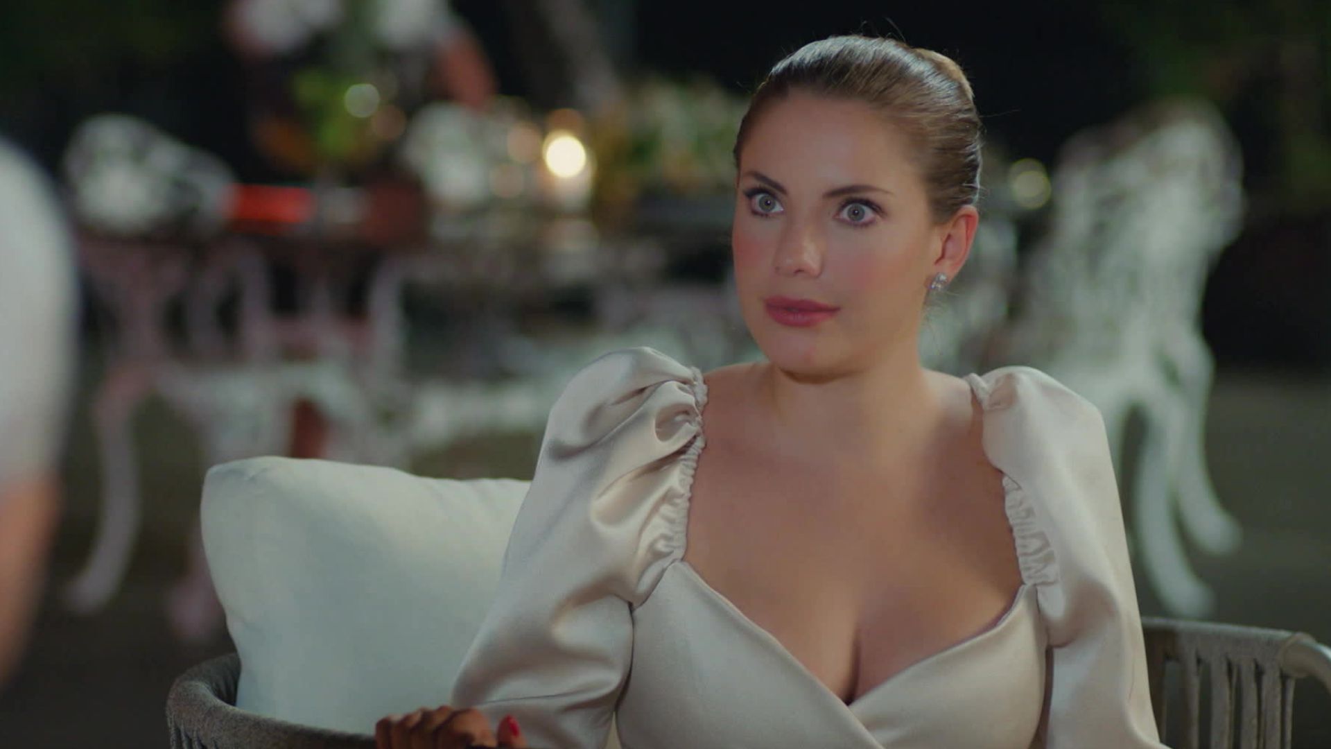 Eda Ece (Yildiz) in una scena di Forbidden Fruit 4