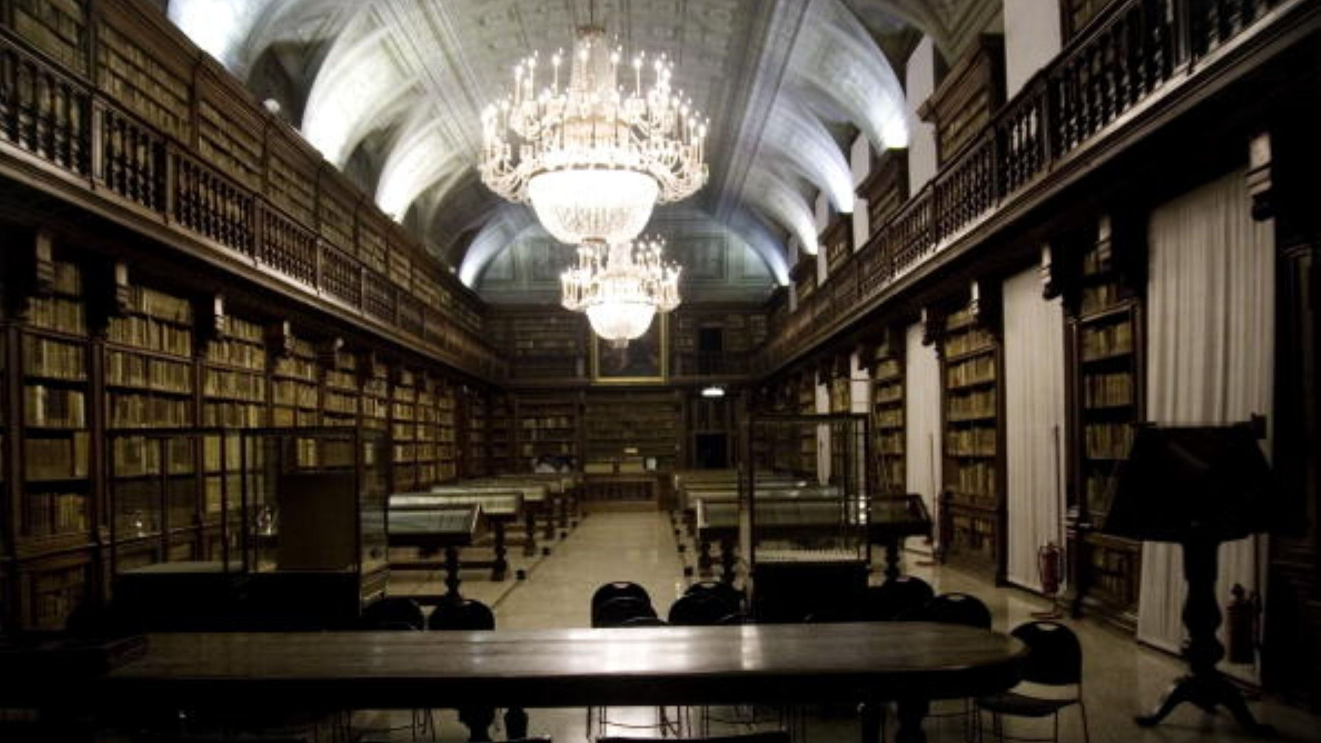 Silenziosa come un oracolo, la Braidense custodisce sogni rilegati e tempo miniato a mano 
Credits: Getty Images