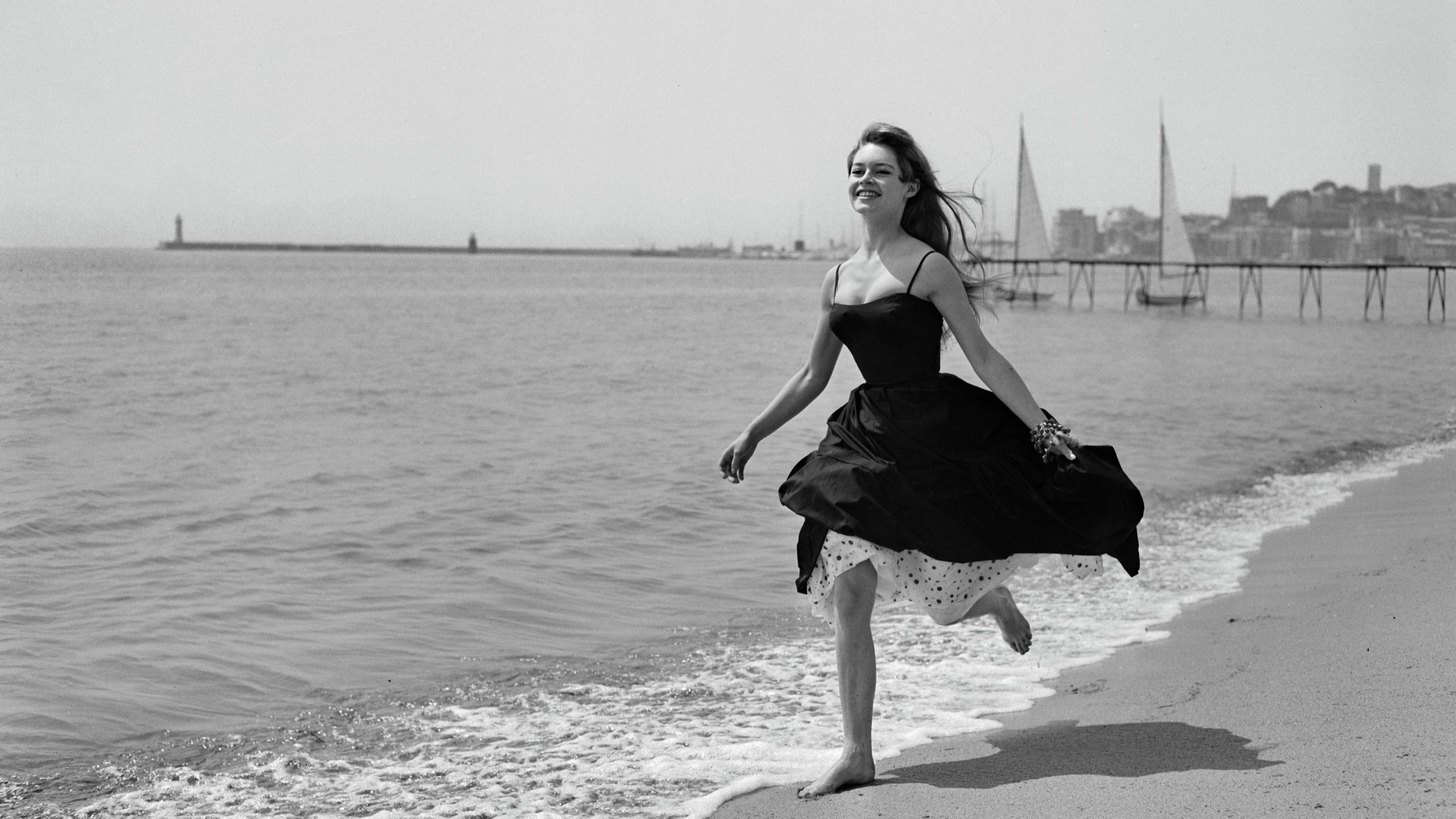 Brigitte Bardot corre sulla spiaggia durante il Festival del Cinema di Cannes del 1965 - Credits Getty Images