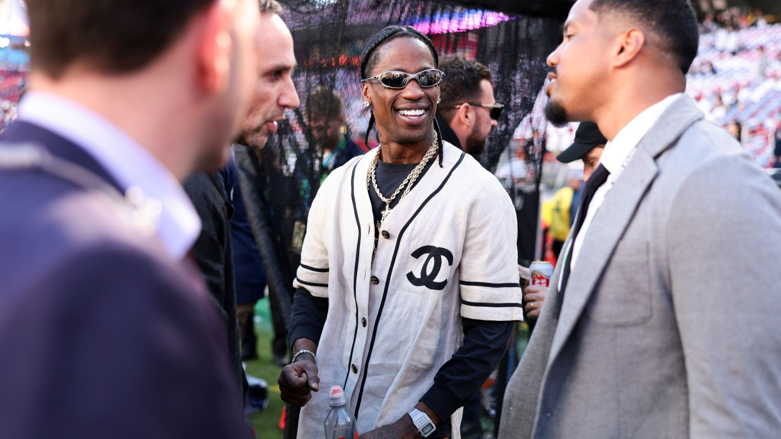Travis Scott interagisce con i membri dello staff dei New England Patriots prima del Super Bowl LX tra i New England Patriots e i Seattle Seahawks - Credits Getty Images