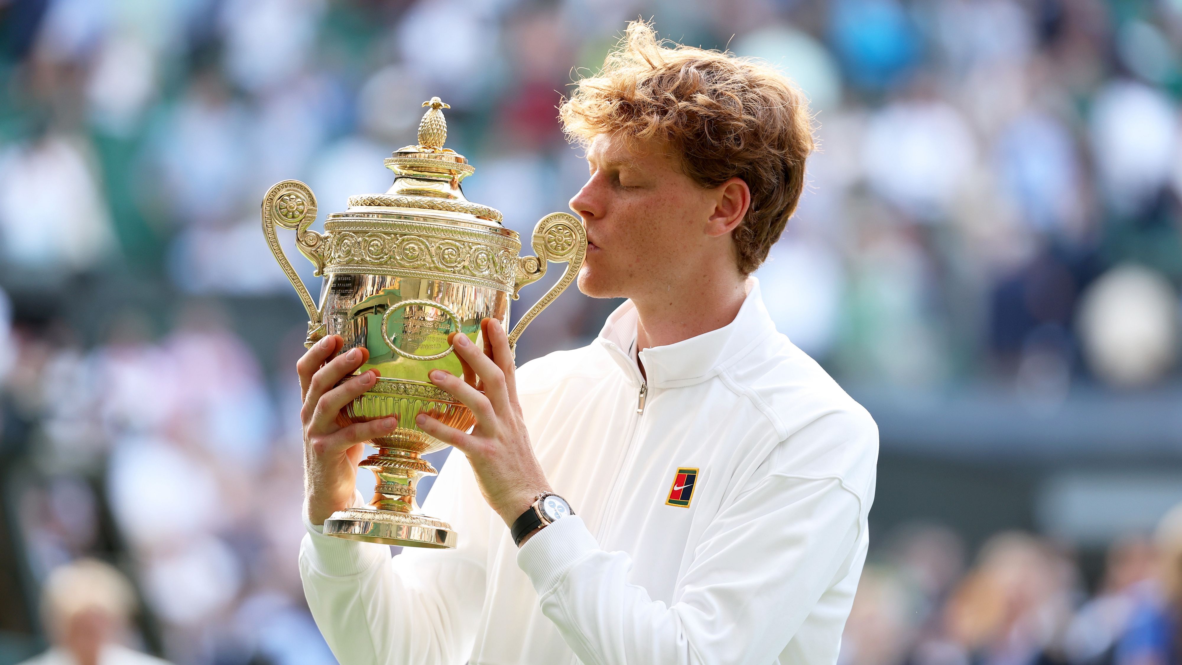 Jannik Sinner bacia il trofeo al Torneo di Wimbledon 2025
Credits: Getty Images
