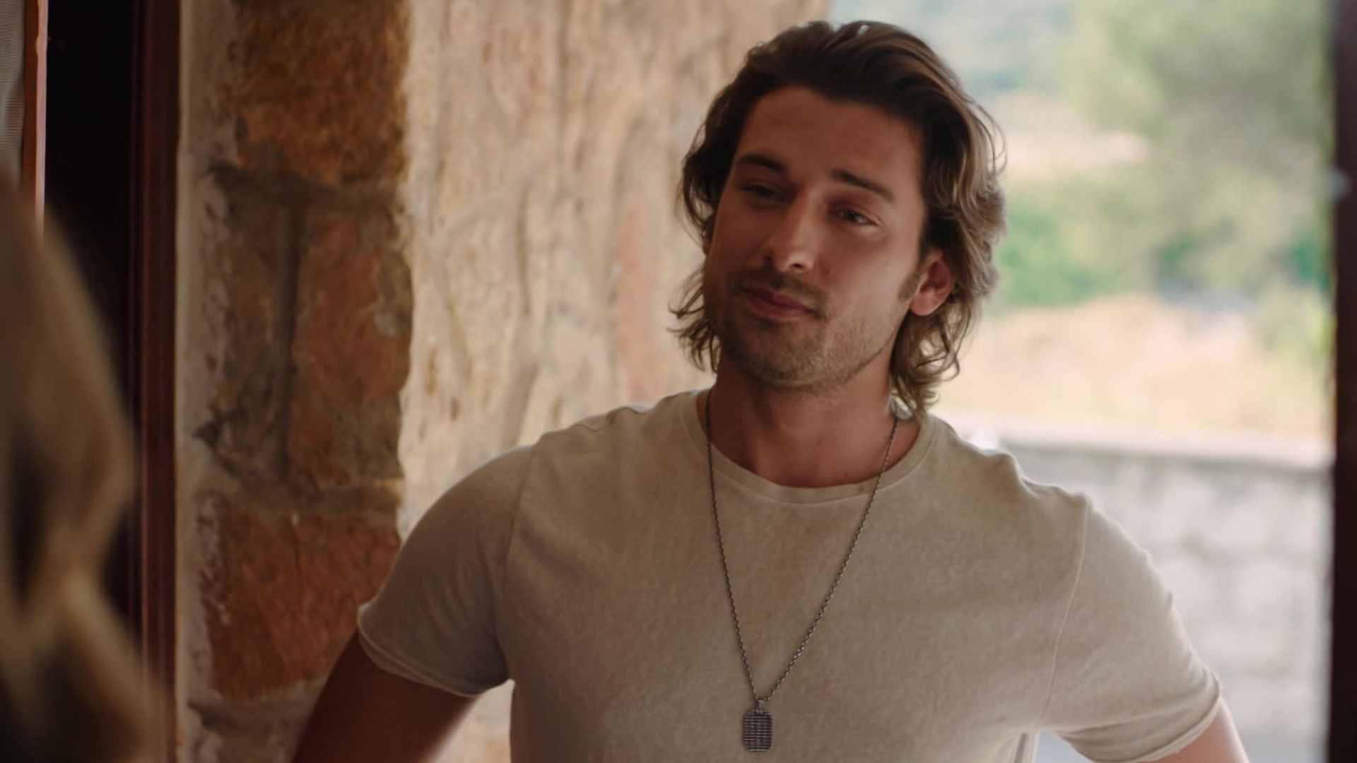 Alp Navruz (Poyraz) in una scena di Be my sunshine