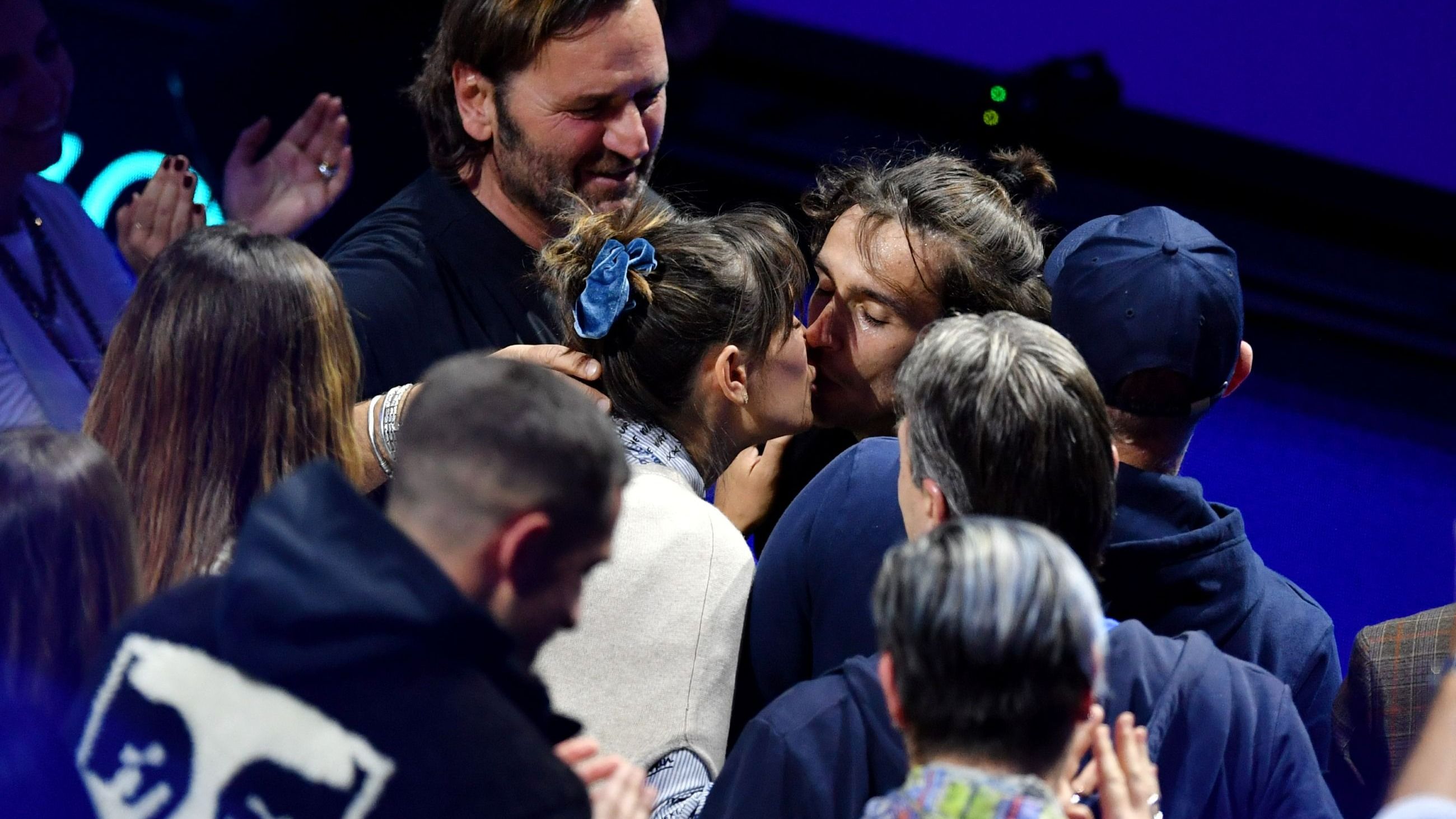 Lorenzo Musetti dell'Italia festeggia la vittoria su Alex de Minaur dell'Australia con la sua compagna, Veronica Confalonieri, durante la partita della fase a gironi del singolare maschile nella terza giornata delle Nitto ATP Finals 2025 all'Inalpi Arena l'11 novembre 2025 a Torino - Credits Getty Images 