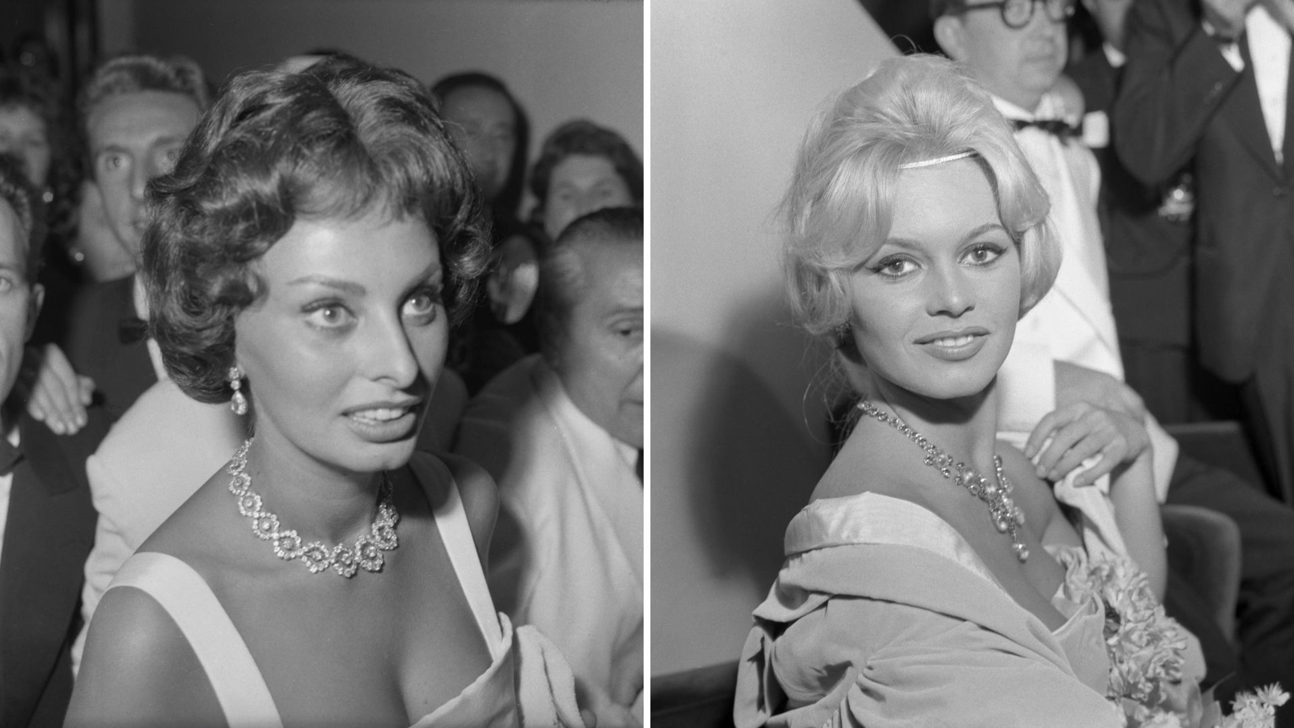 L’attrice italiana Sophia Loren ritratta mentre indossa un abito da sera e una preziosa collana, Lido di Venezia, 1958; L’attrice francese Brigitte Bardot ritratta mentre indossa un abito da sera, un cerchietto per capelli e una preziosa collana, Venezia, 1958 - Credits: Getty Images