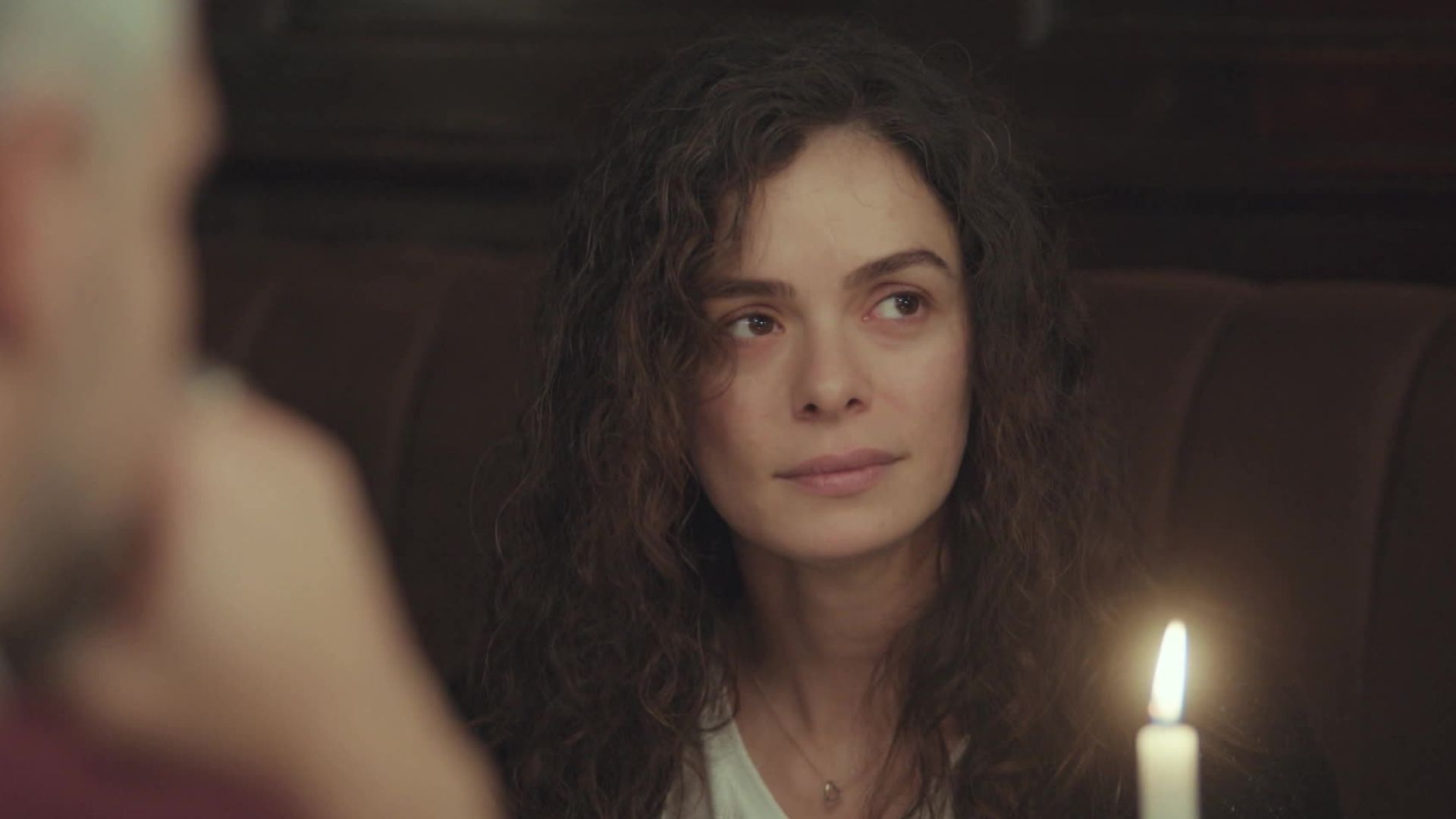 Ozge Ozpirincci (Bahar) in una scena de La forza di una donna 3