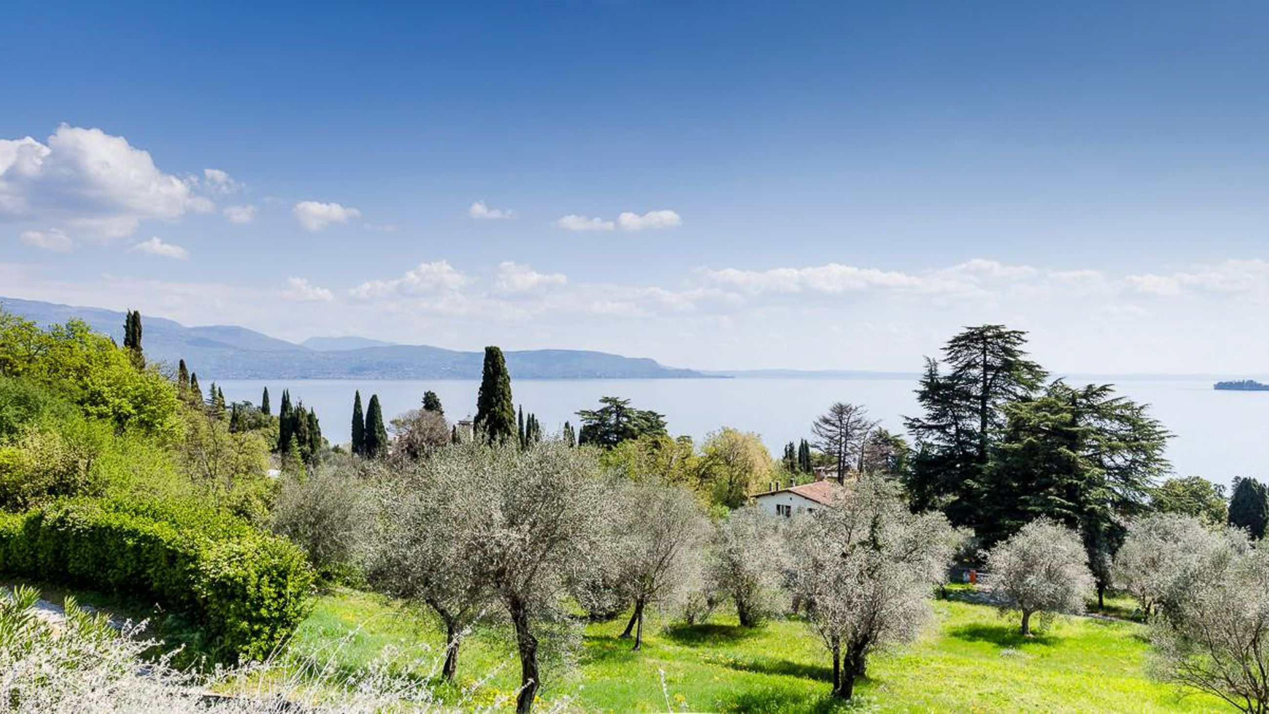Tra ulivi e acque infinite, il bello e il sublime convivono in questa villa sul Lago di Garda a Gardone Riviera - Crediti Italian Luxury Villas 