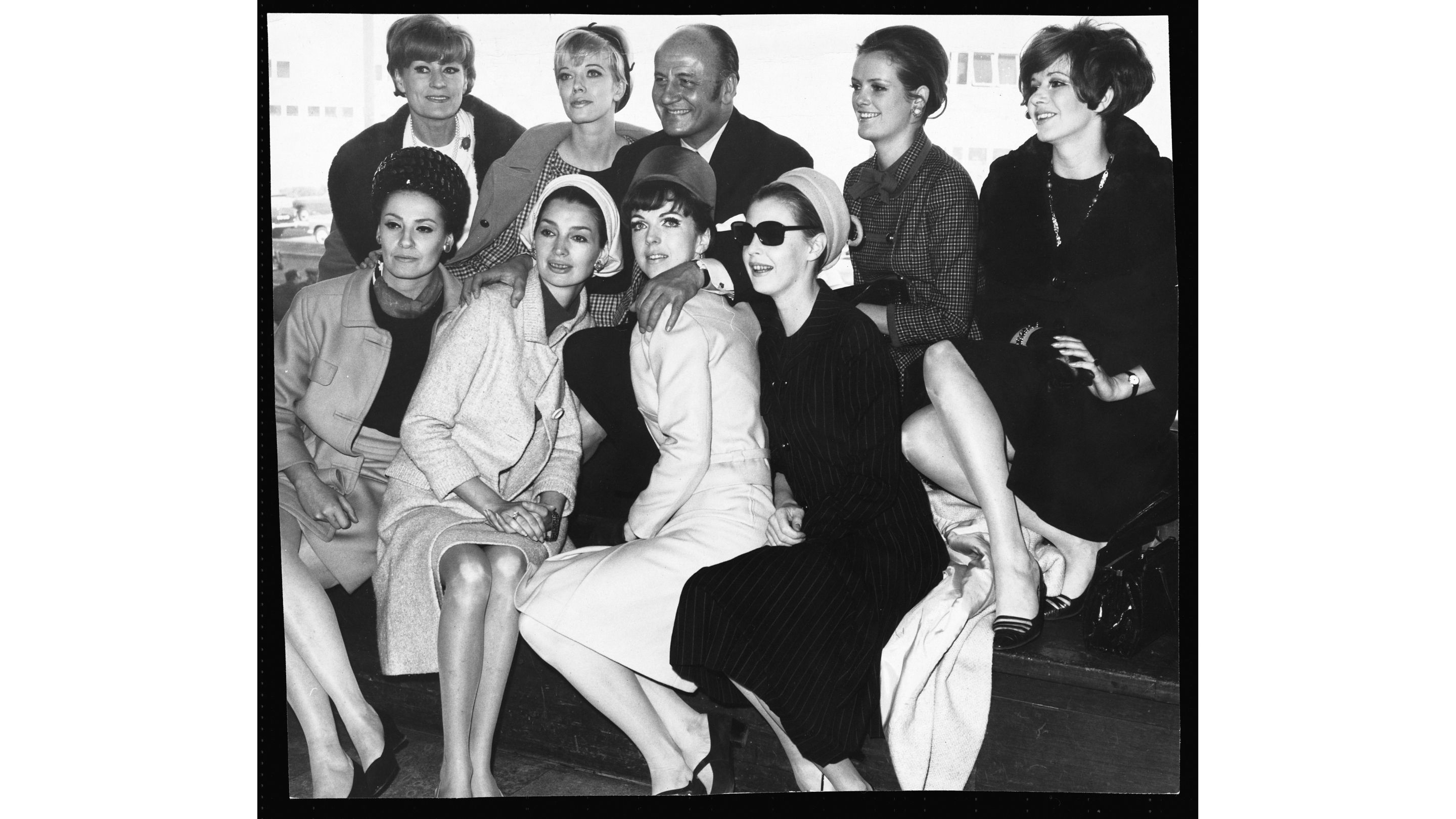 Pierre Balmain con un gruppo di modelle nei primi anni dalla nascita della maison 
Credits: Getty Images