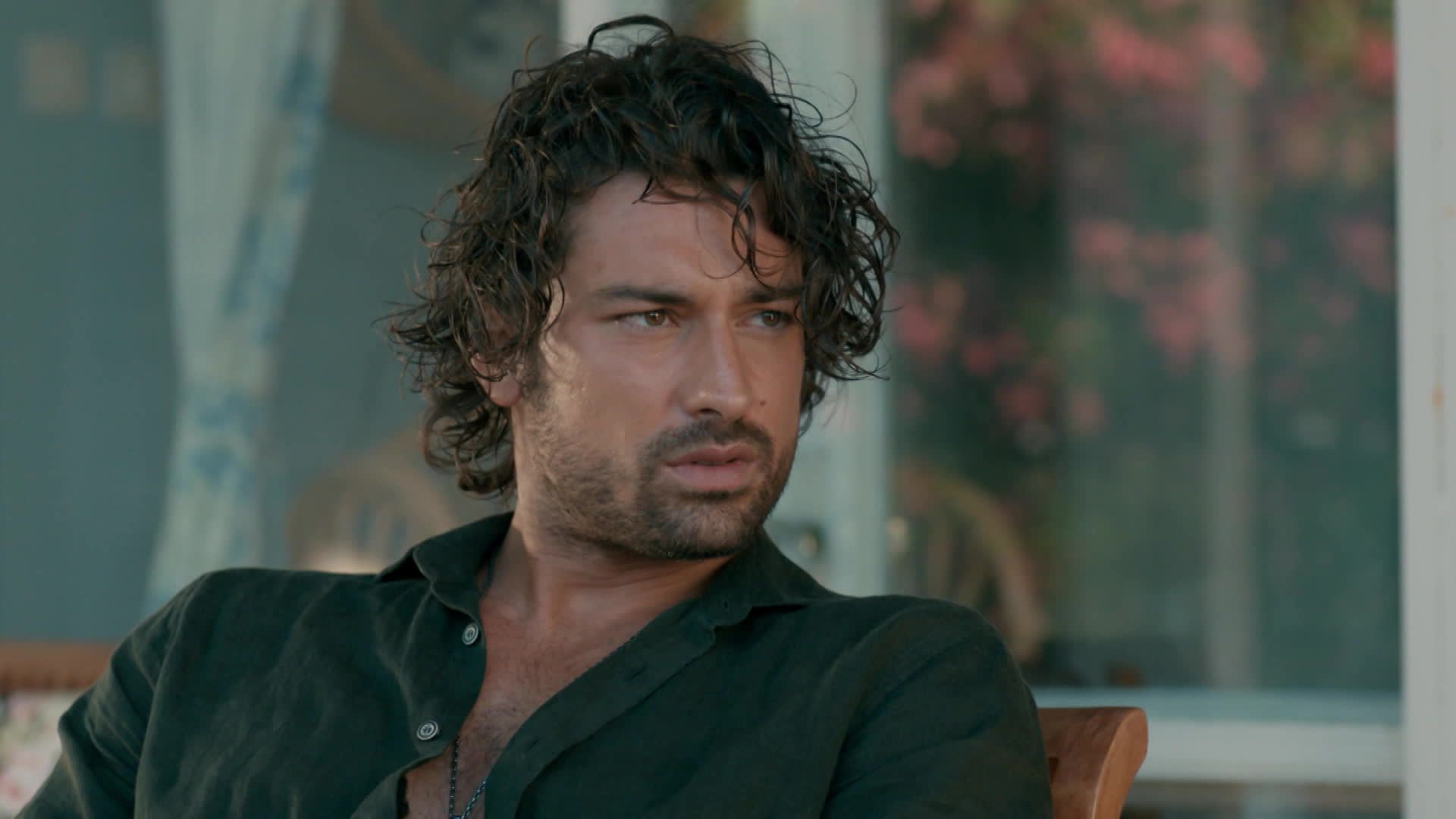 Alp Navruz (Poyraz) in una scena di Be my sunshine