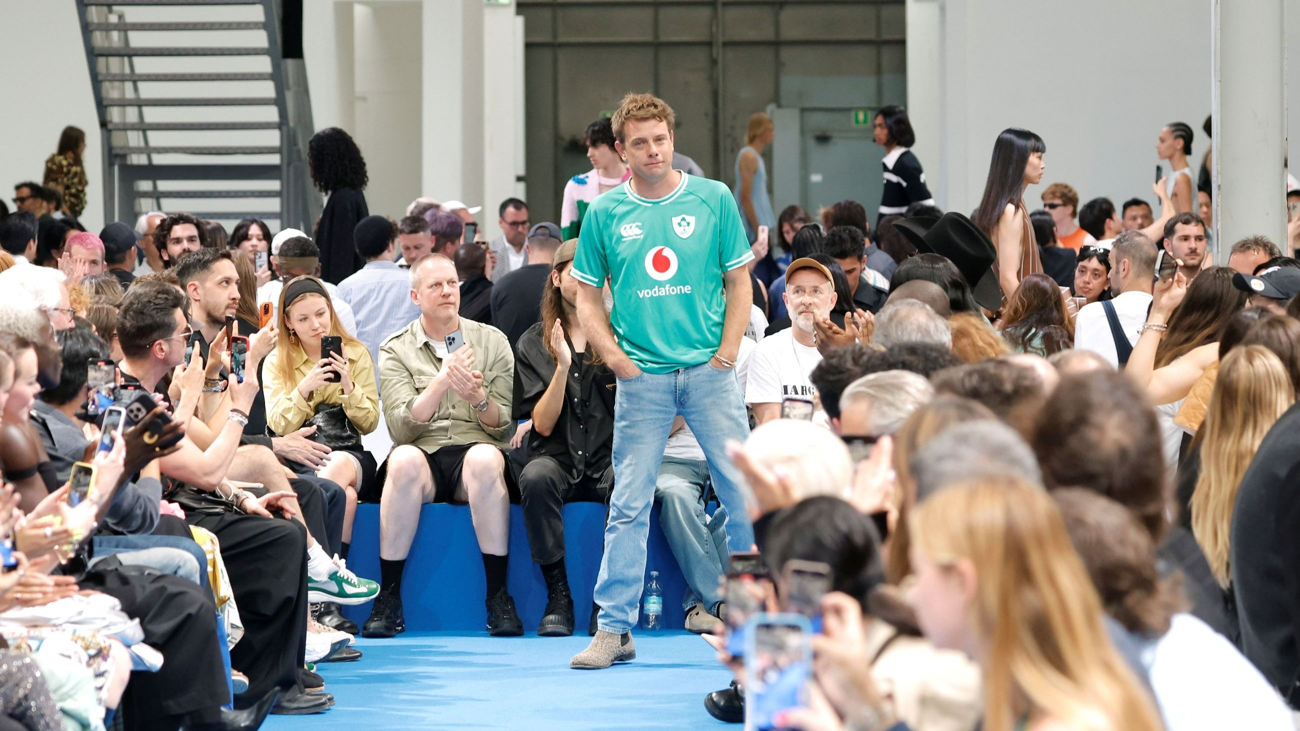 Jonathan Anderson al termine della sfilata del brand che porta il suo nome a Milano 
Credits Getty Images
