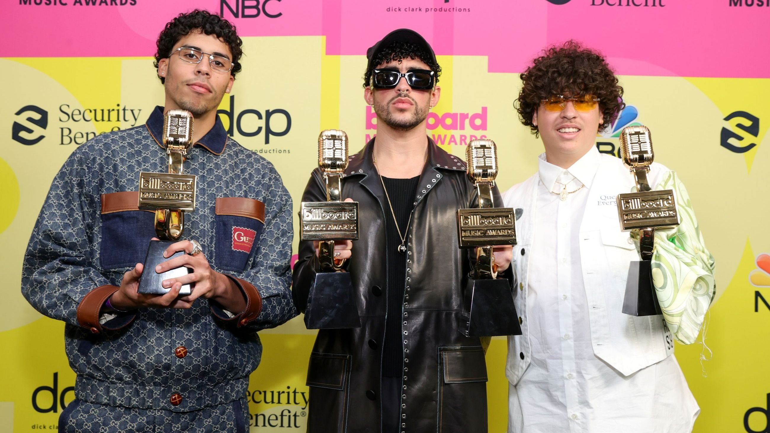 Bysael Martínez Ocasio, Bad Bunny e Bernie Martínez Ocasio, vincitori del Top Latin Song Award, posano nel backstage dei Billboard Music Awards 2021 - Credits Getty Images