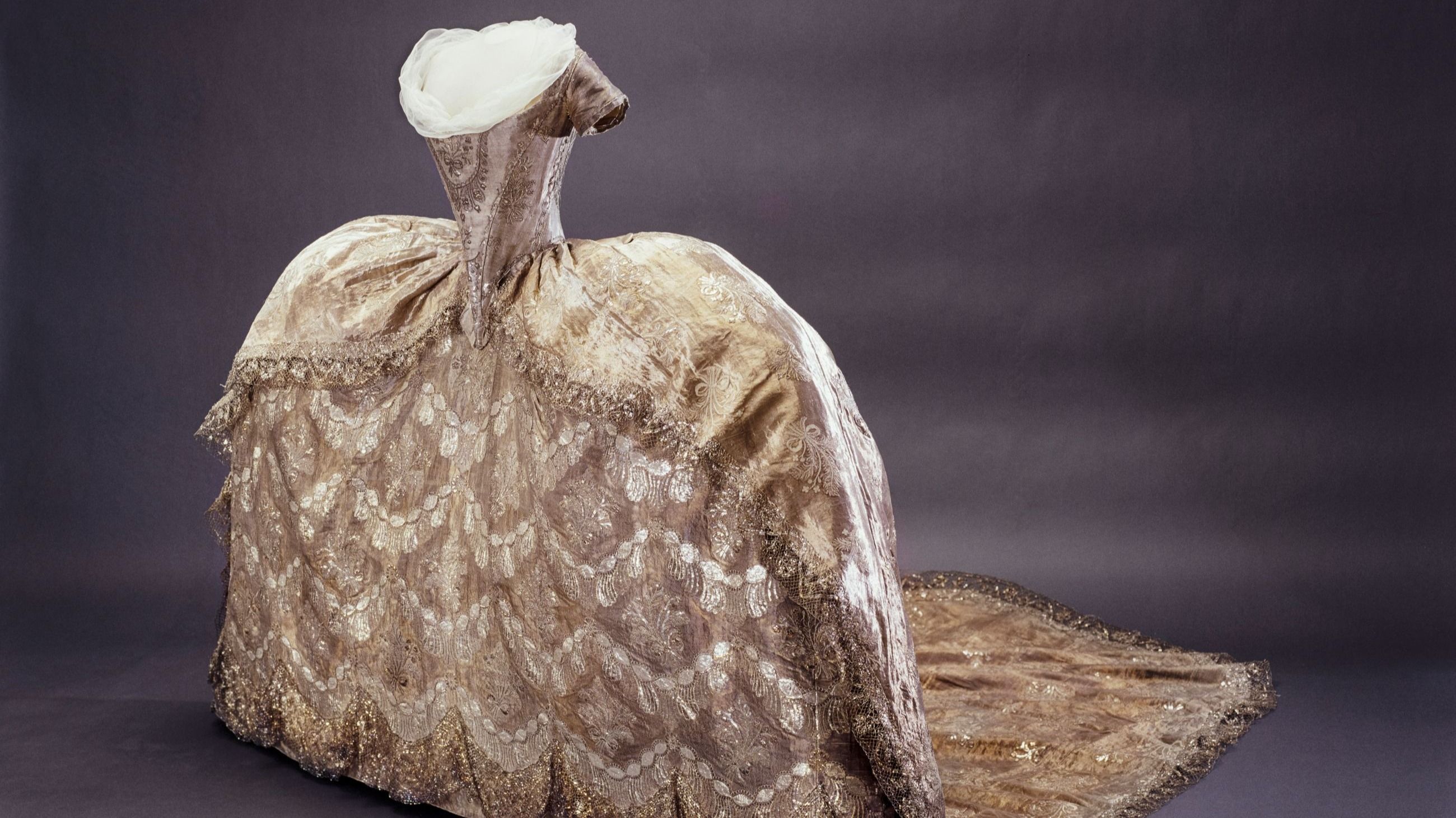 Il vestito da sposa della Duchessa Hedvig Elisabeth Charlotta, poi Regina di Svezia, replica di quello di Maria Antonietta
Credits: Göran Schmidt Livrustkammaren, SHM (CC BY 4.0)