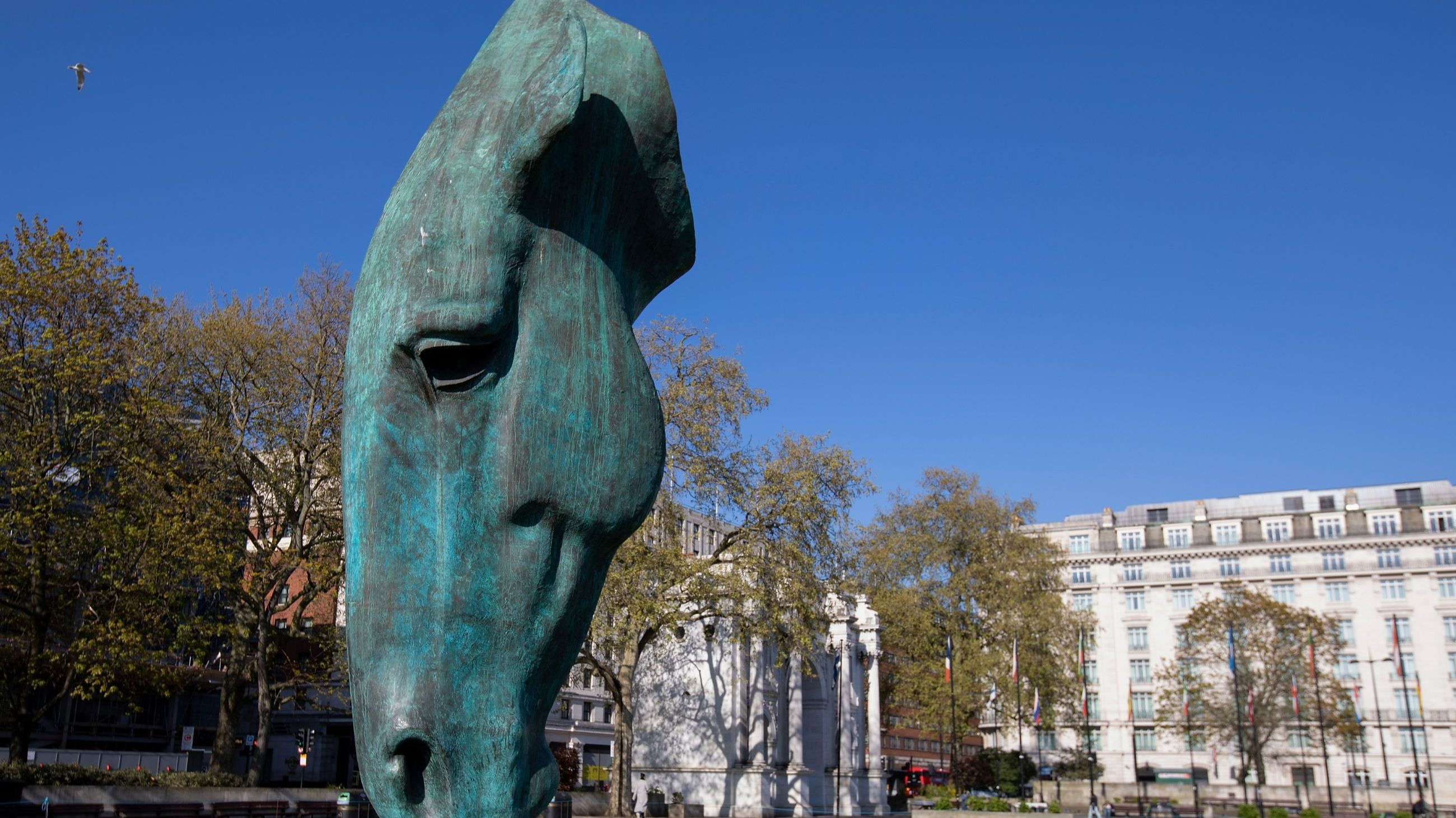 Still Water, la statua in bronzo che rappresenta un’enorme testa di cavallo che si abbevera sospesa tra cielo e terra. Sullo sfondo, il Marble Arch - Credits: Getty Images