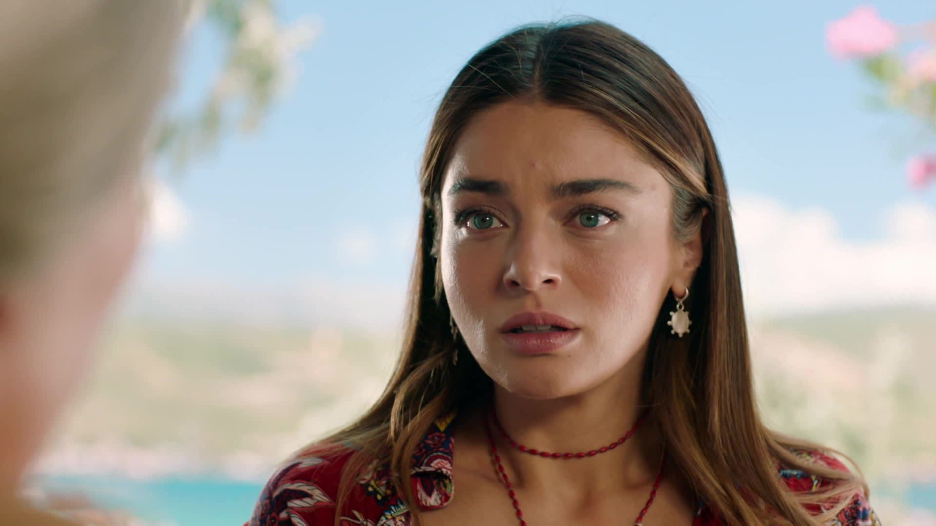 Ayca Aysin Turan (Haziran) in una scena di Be My Sunshine.