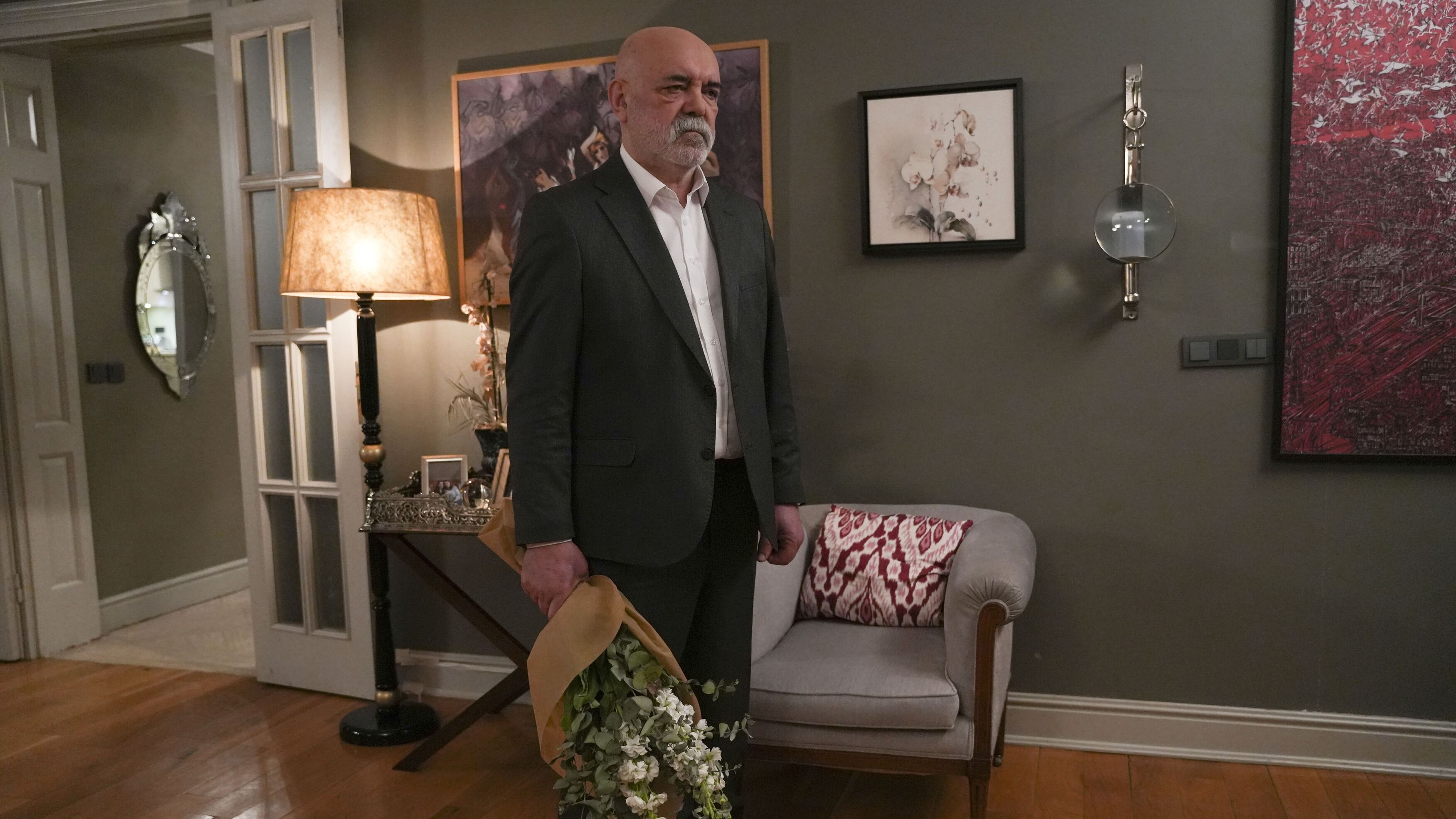 Sezai (Ercan Kesal) in una scena di Tradimento