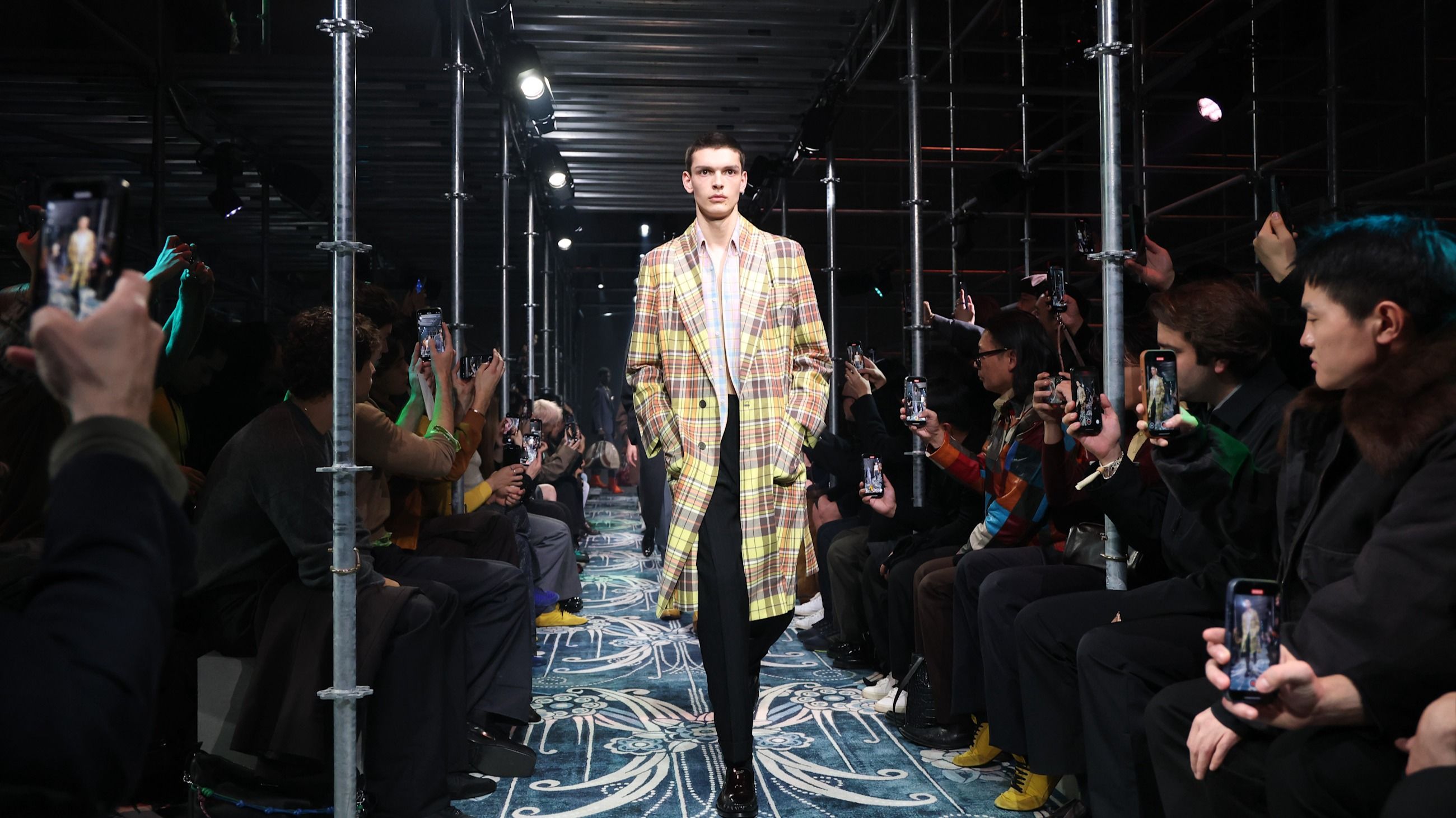 Un modello sfila in passerella da Prada durante la Settimana della Moda Uomo Autunno/Inverno 2025-2026 di Milano - Credits: Getty Images