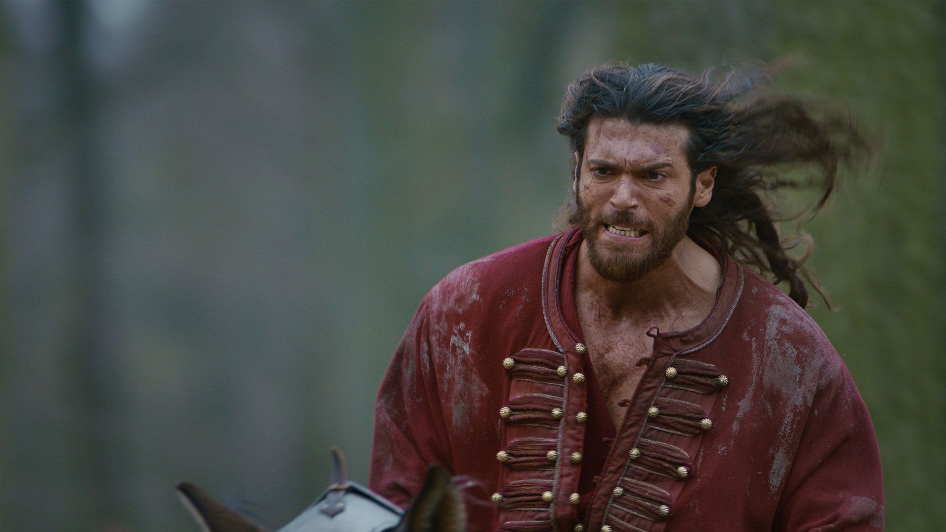 Can Yaman (Hasan Balaban) in una scena de Il Turco