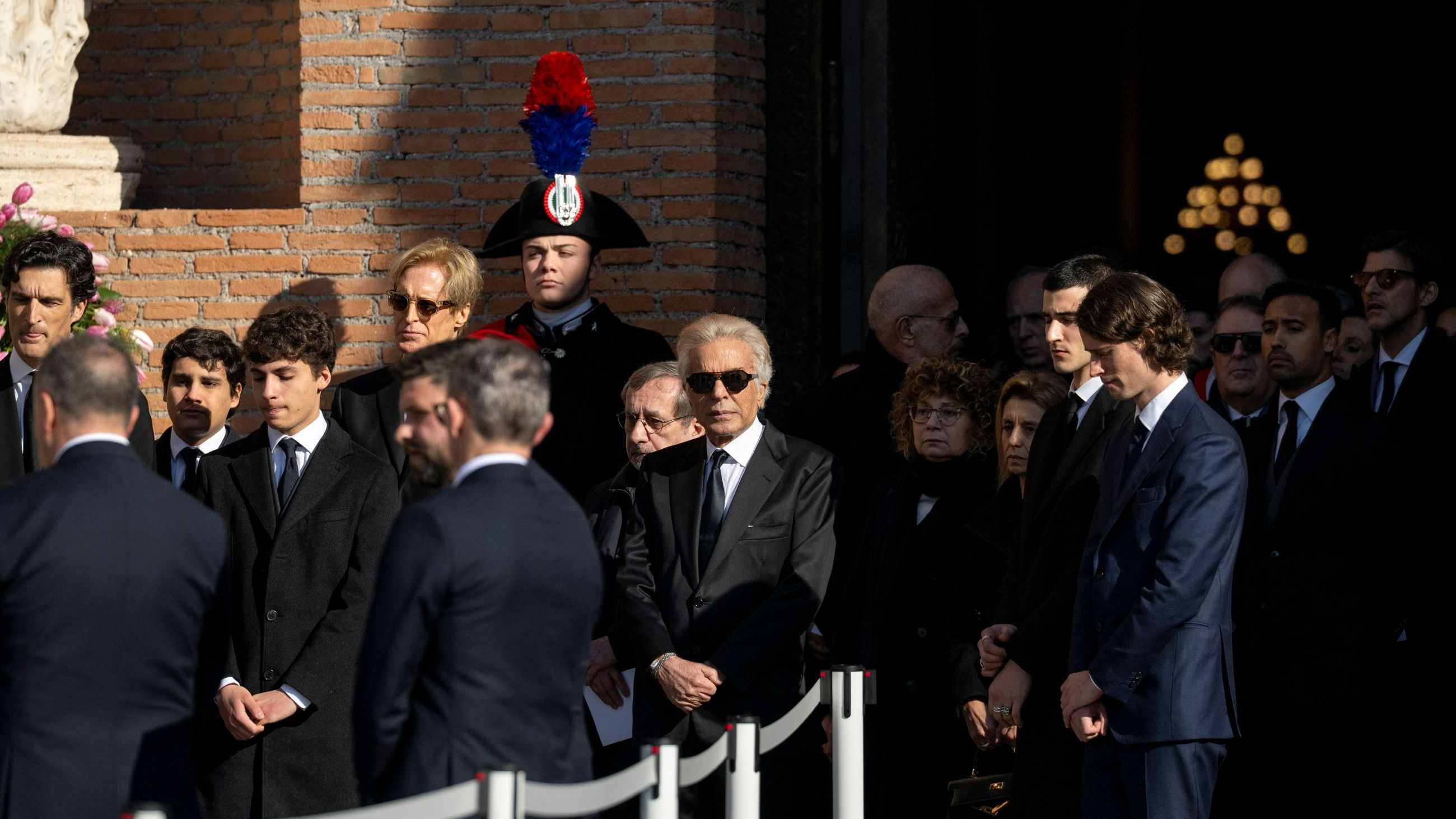 Giancarlo Giammetti fuori dalla Chiesa per i funerali di Valentino Garavani - Credits Getty Images 