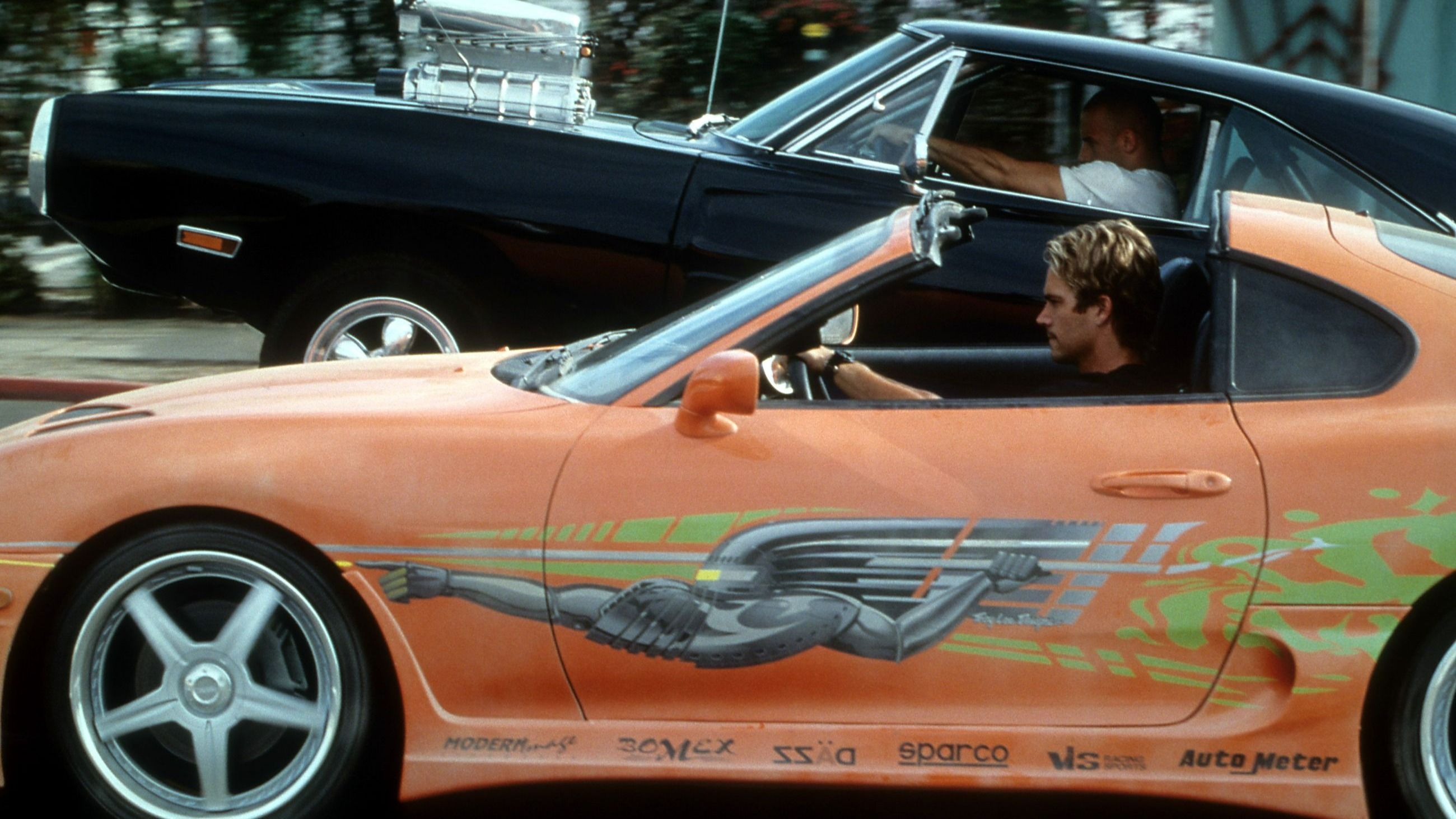Vin Diesel e Paul Walker si sfidano in una gara in una scena del film "Fast and Furious", 2001 - Credits Getty Images