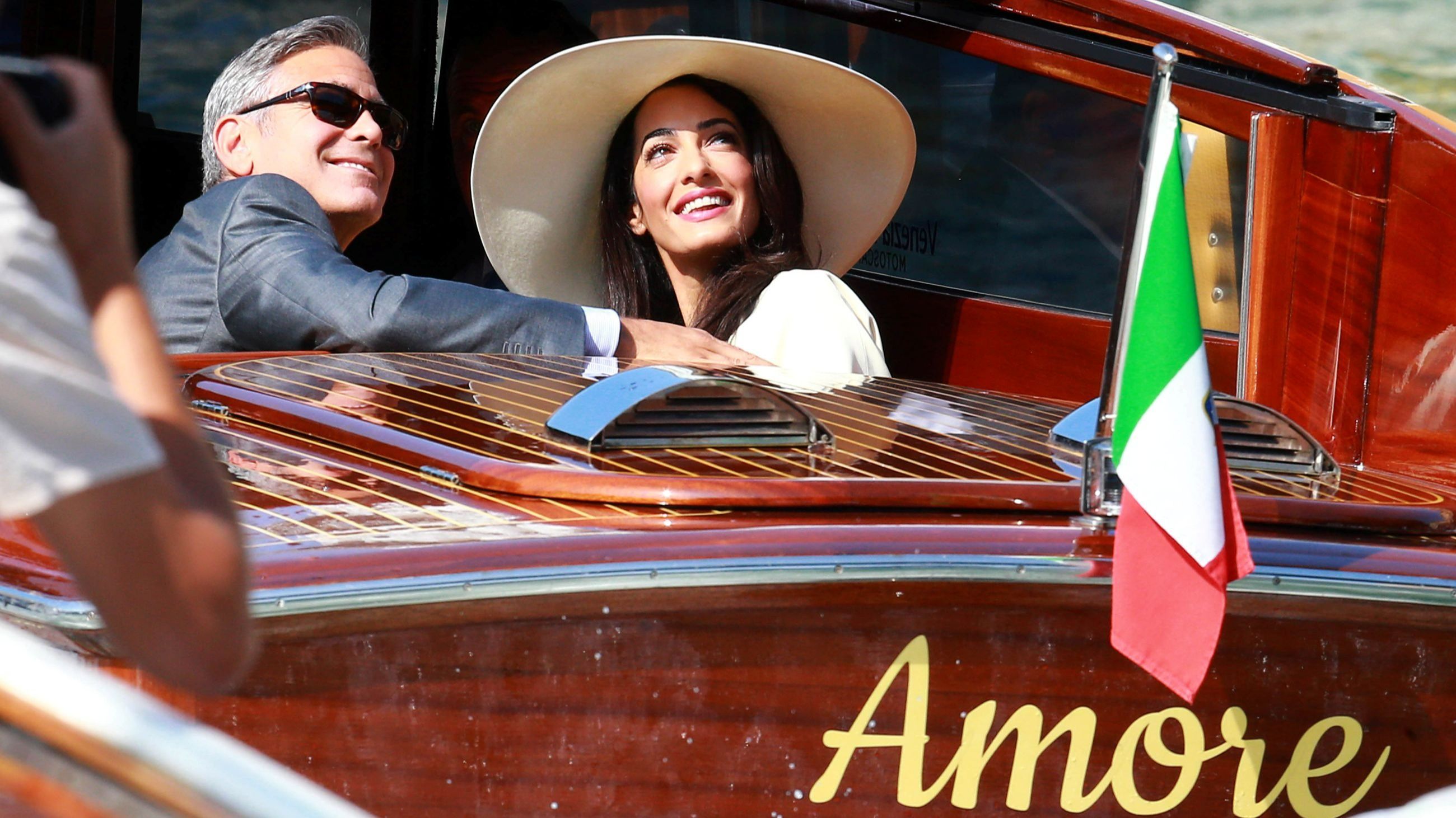George Clooney e Amal Alamuddin nel giorno del loro matrimonio sul Canal Grande tenutosi il 29 settembre 2014 a Venezia - Credits Getty Images