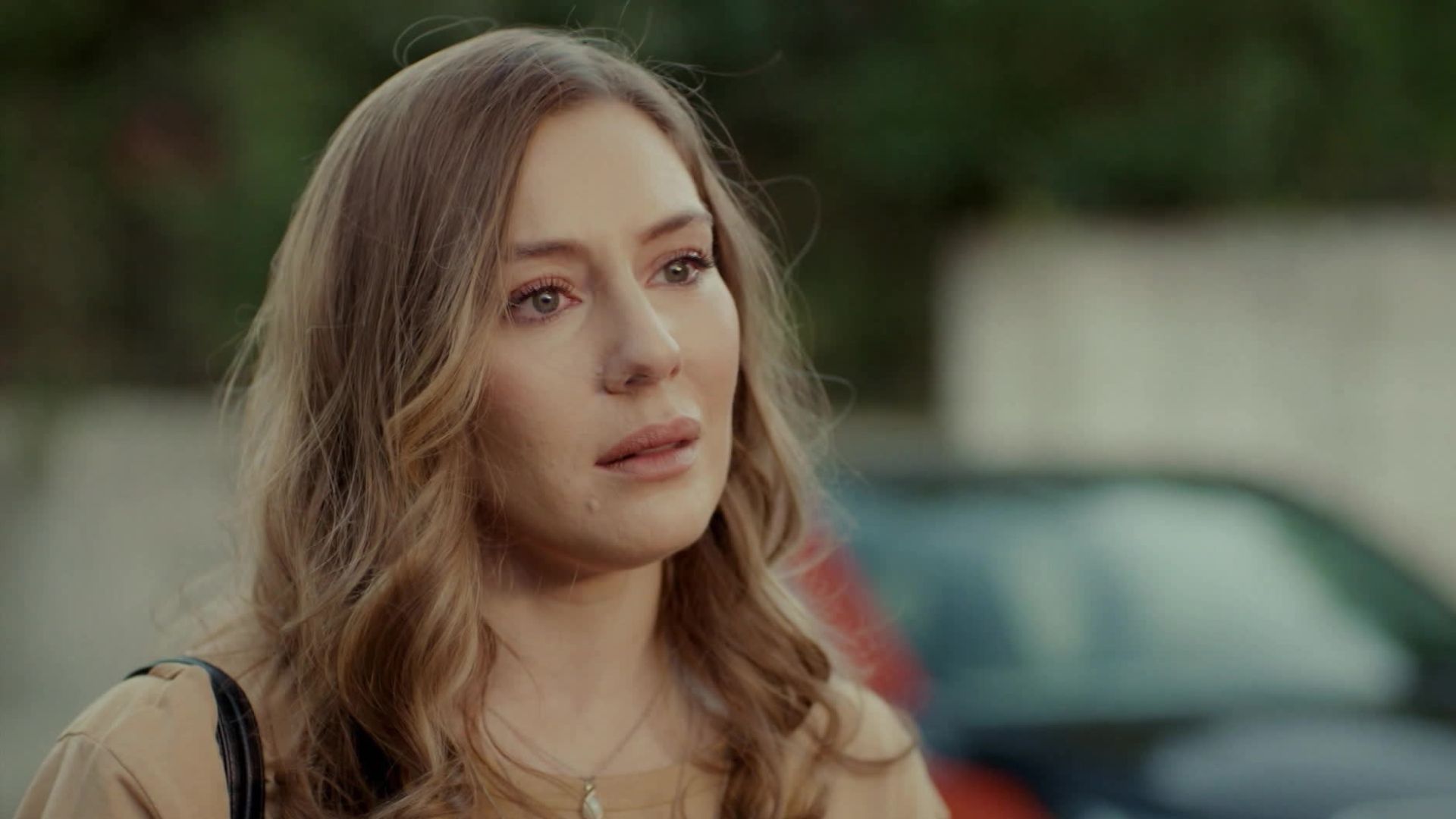 Ege Kökenli (Aylin) in una puntata di My Sweet Lie