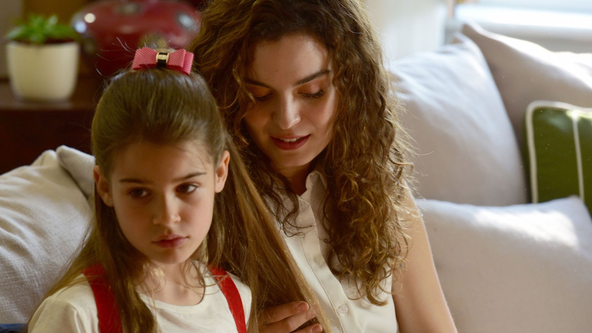 Lavinya Ünlüer (Kayra) e Aslı Bekiroğlu (Suna) in una scena di My Sweet Lie