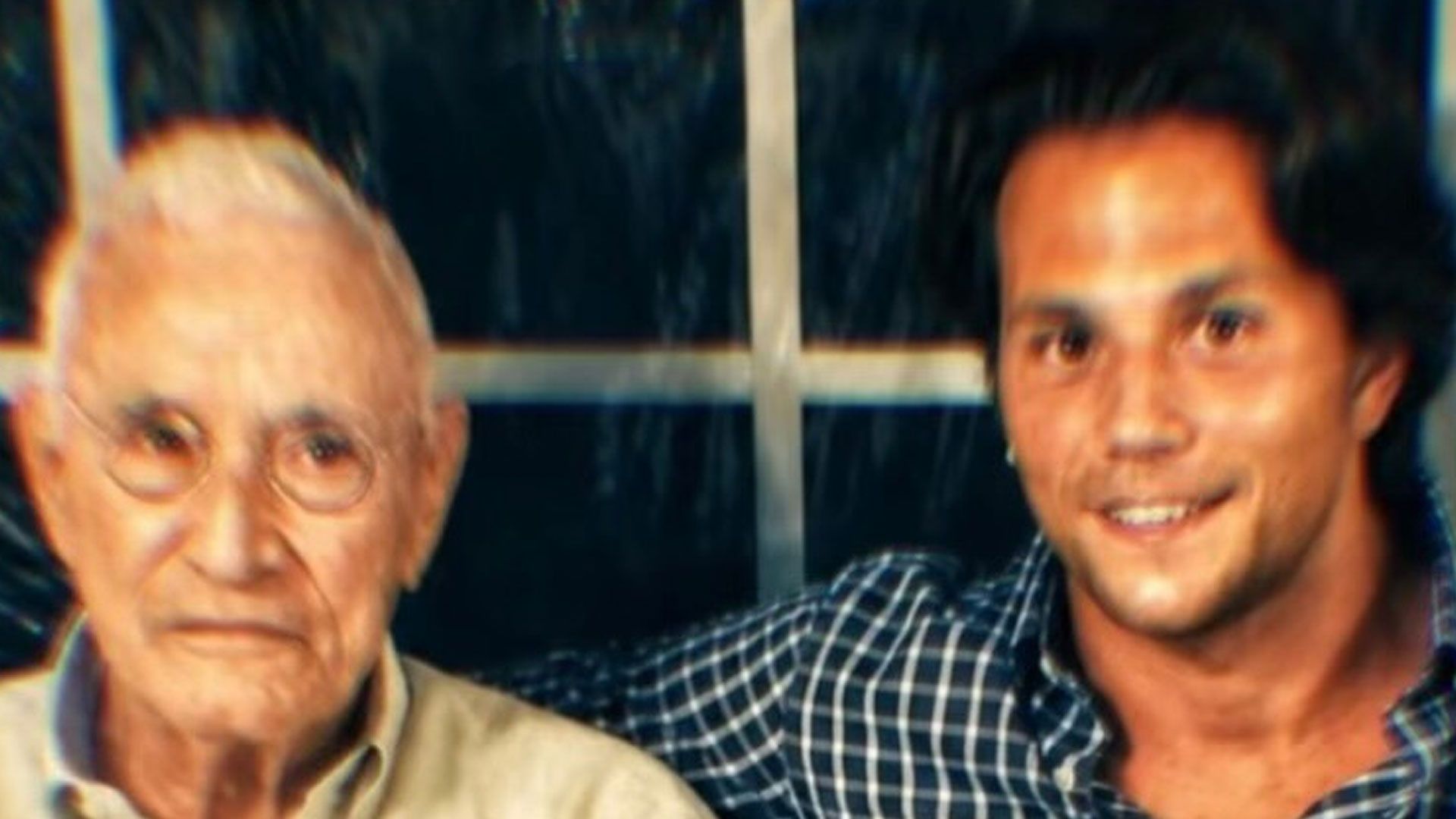 Enrico Nigiotti e suo nonno seduti a un tavolo | Instagram @enriconigiotti