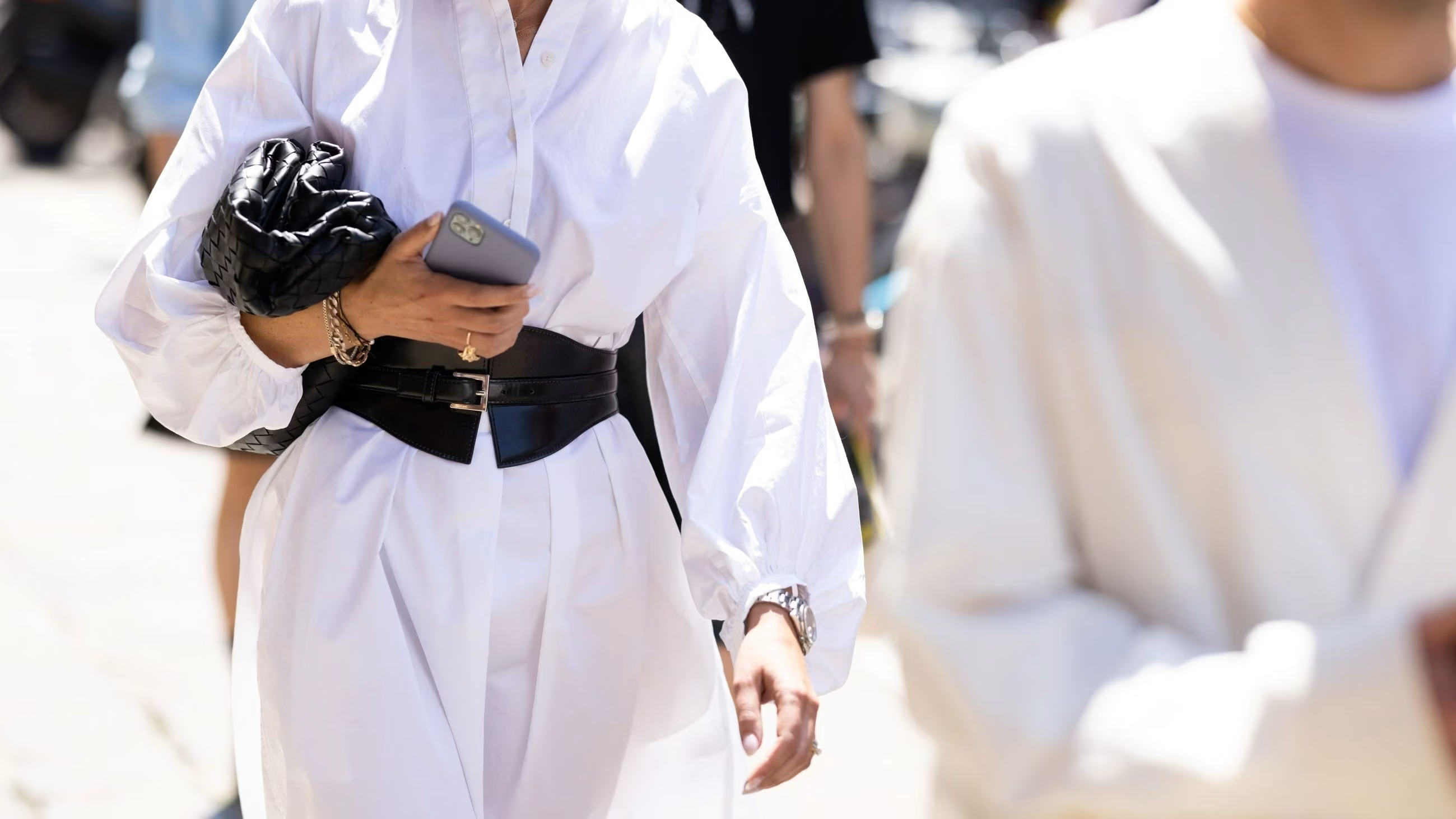 Dai look street style di Milano, uno chemisier in cotone bianco con cintura corsetto - Credits: Getty Images