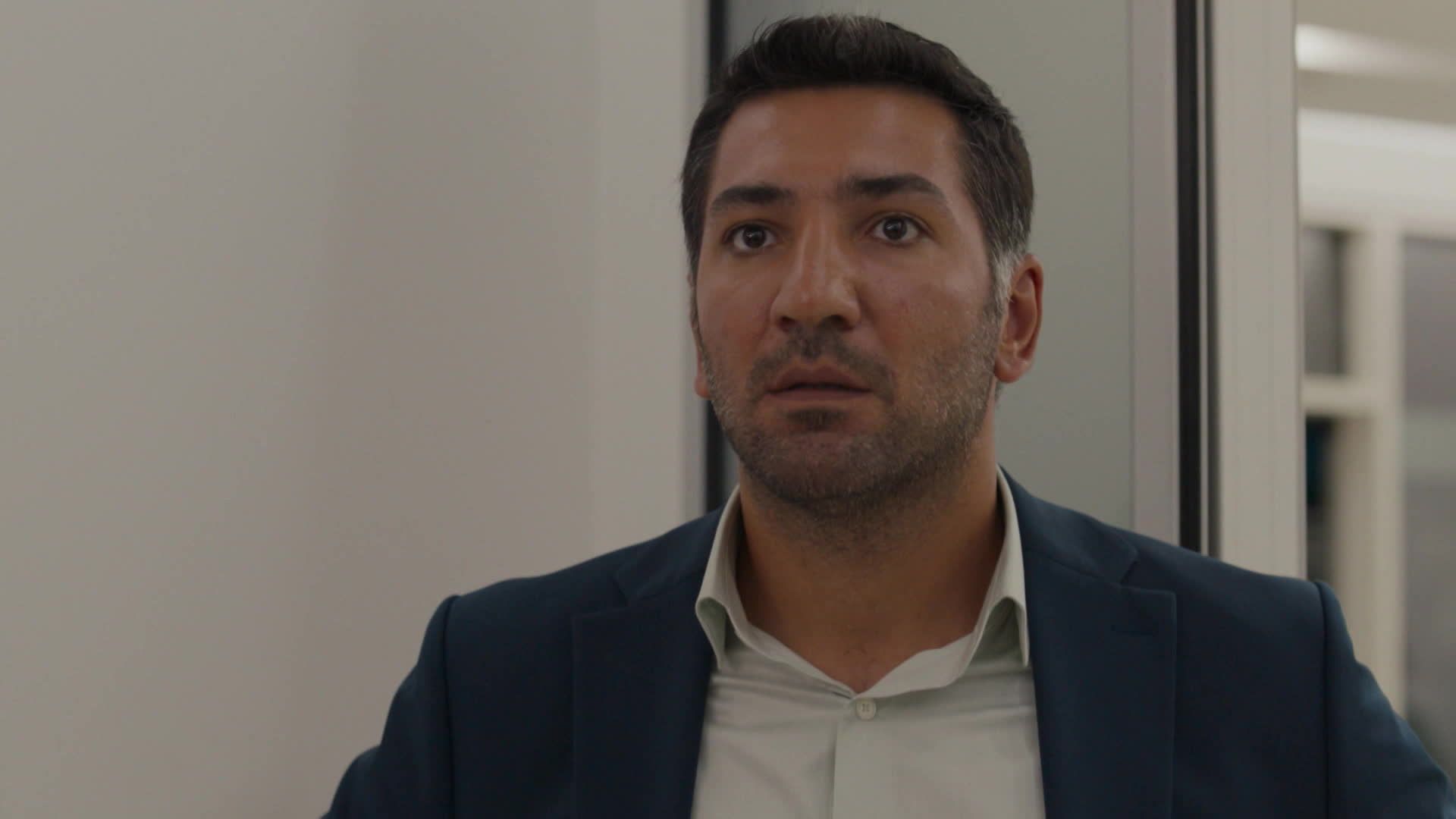 Berkay Ateş (Kahraman) in una scena di Tradimento 2