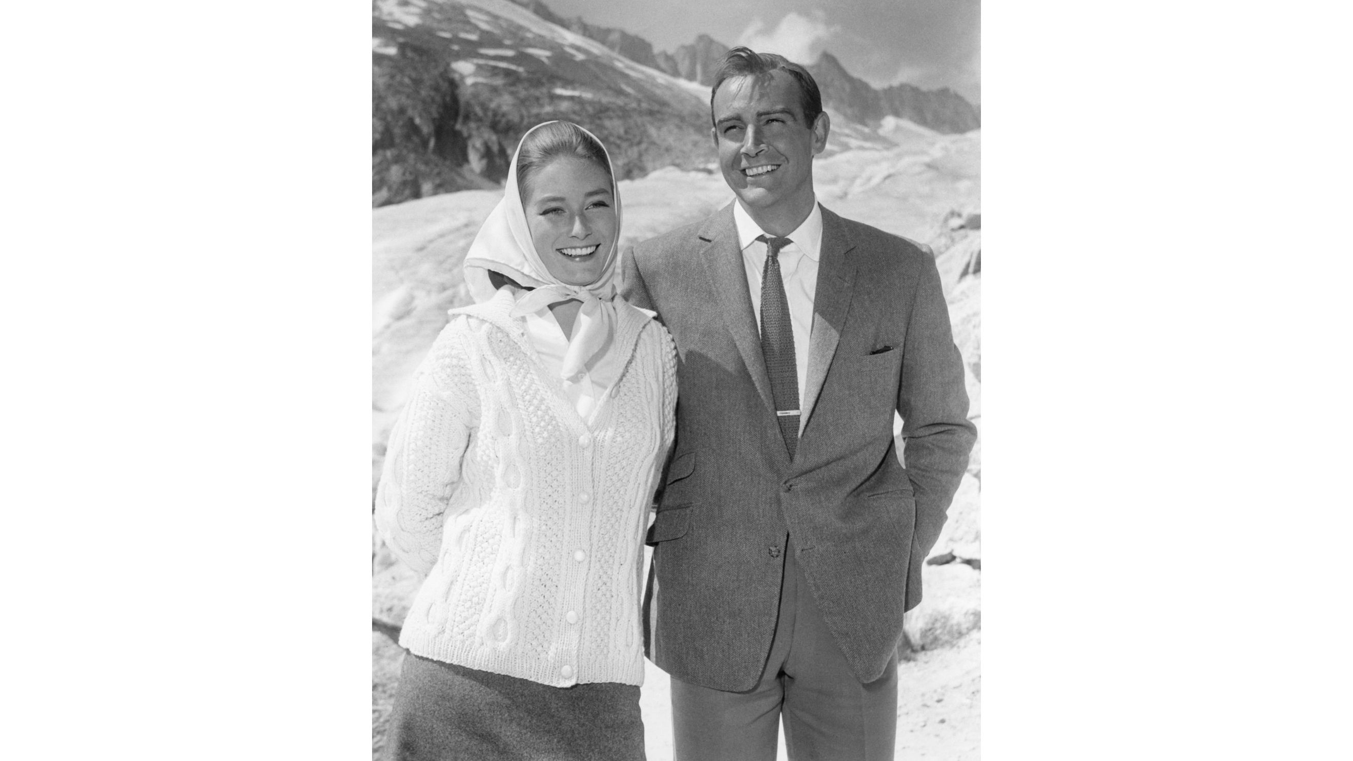 Gli attori Sean Connery e Tania Mallet sul set del film 'Goldfinger' (1964) 
Credit: Getty Images 