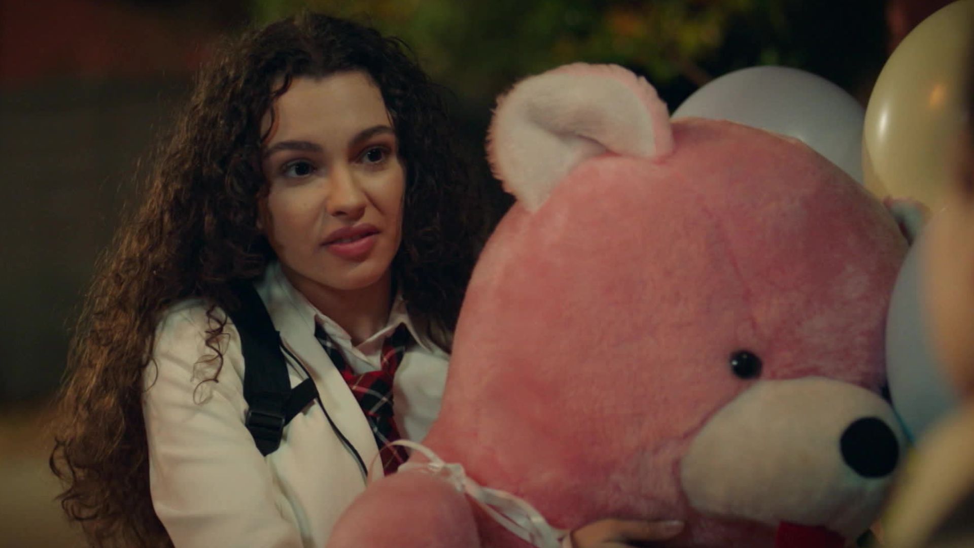 Su Burcu Yazgı Coşkun (Asiye) in una scena di Tutto per la mia famiglia 2