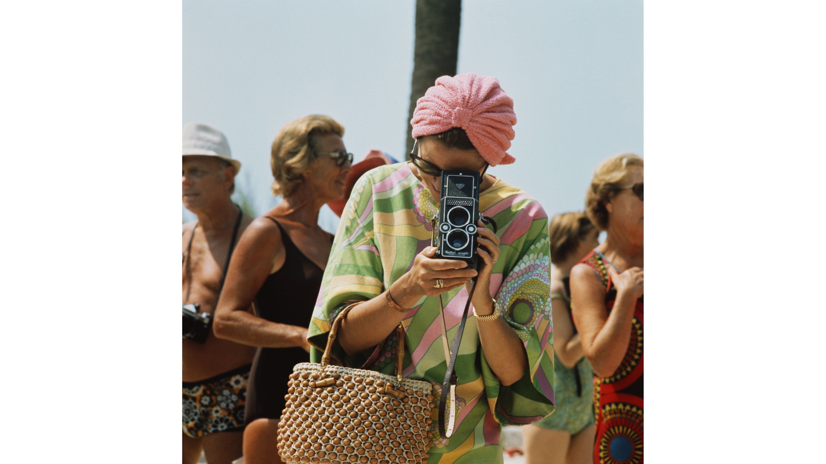 Grace Kelly mentre scatta una fotografia durante una competizione di nuoto al Monte Carlo Beach Club nel 1972
Credit: Getty Images