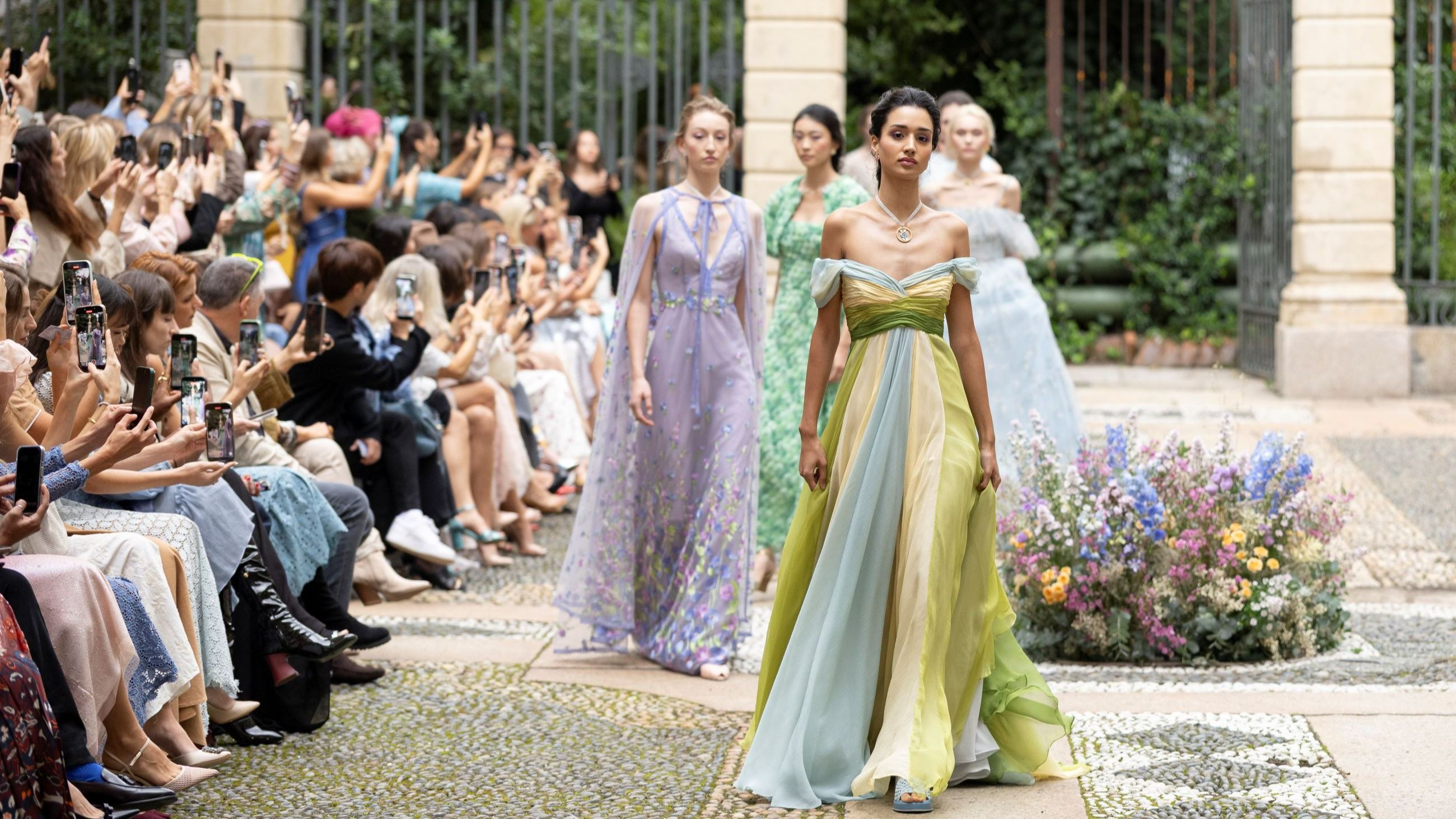 Luisa Beccaria, in sfilata con la collezione PE26 alla Villa Reale di Milano, porta in scena abiti dall’allure magica - Credits: Launchmetrics.com/Spotlight