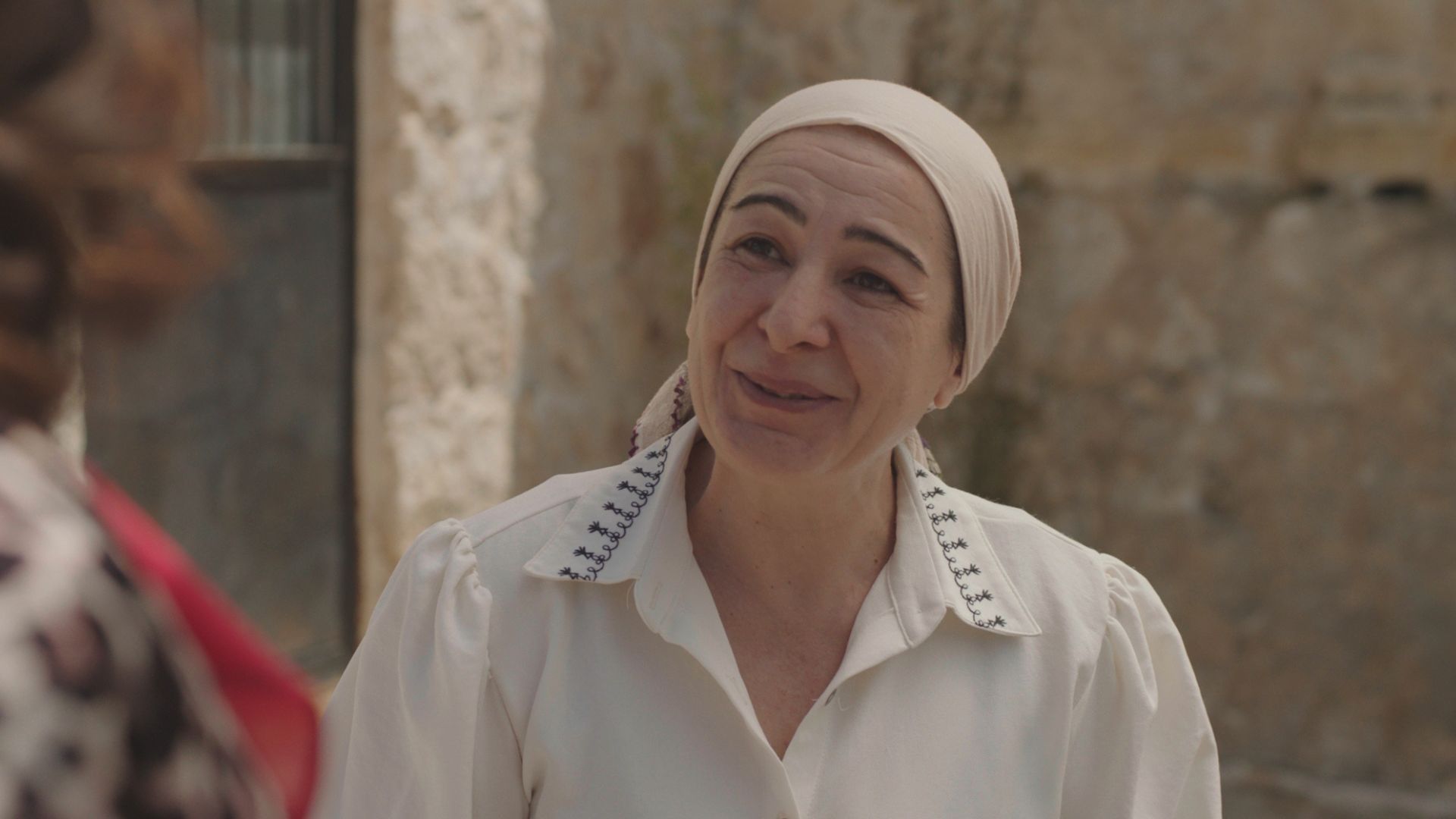 Zeynep Kankonde (Ummu) in una scena di Far away