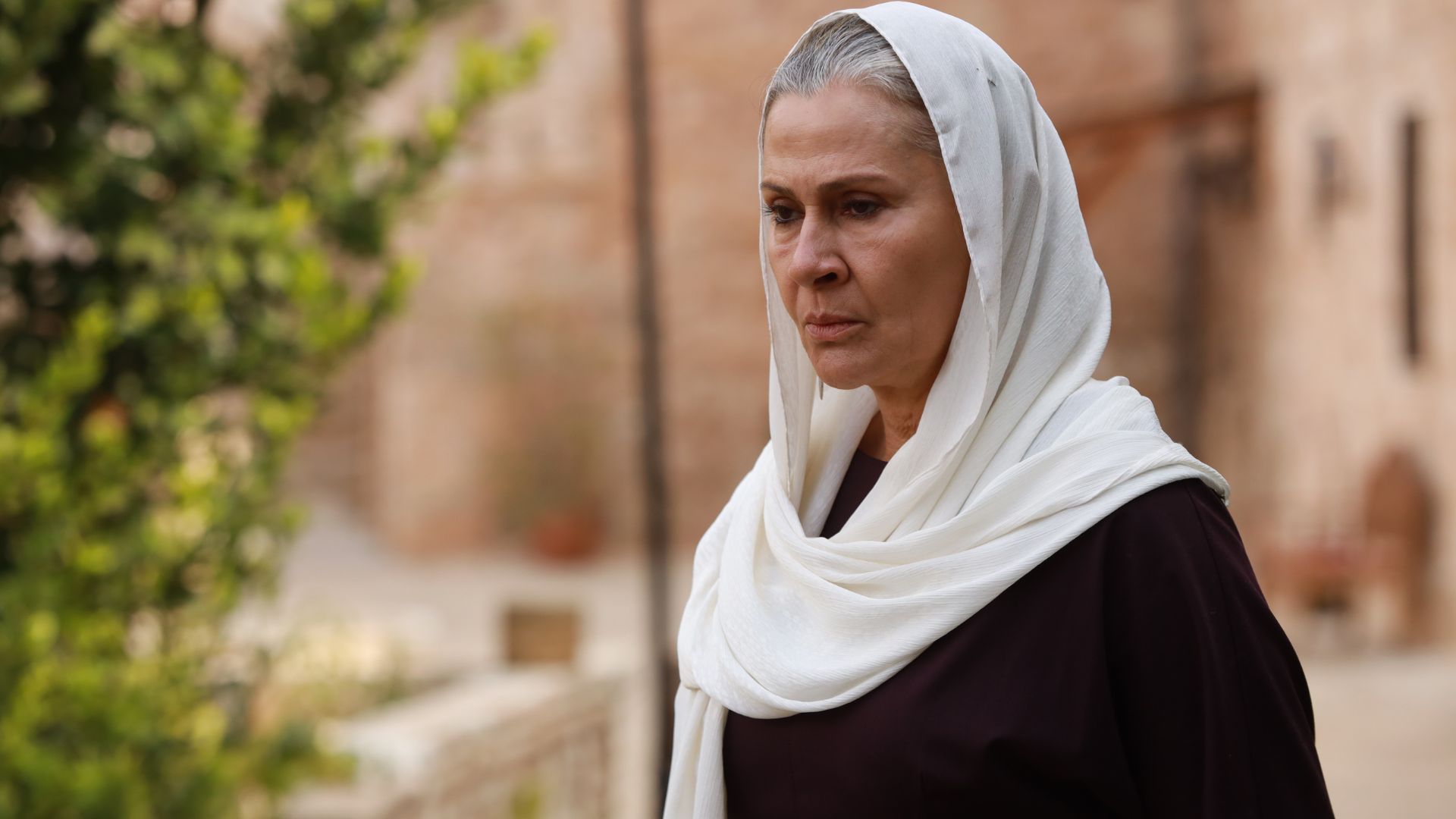 Gonca Cilasun (Sadakat) in una scena di Far away