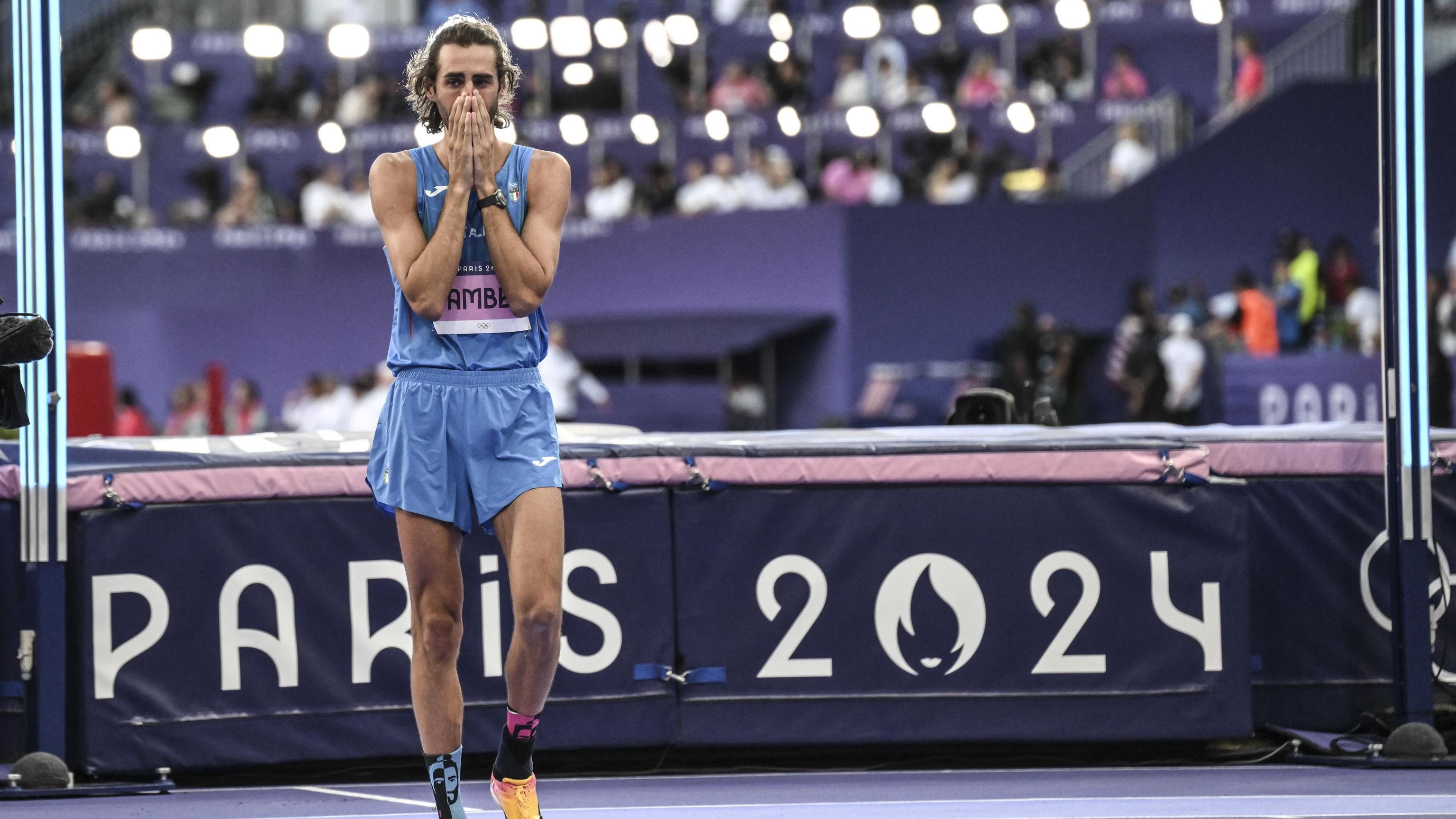 La delusione di Tamberi dopo l'eliminazione durante la finale di salto in alto alle Olimpiadi di Parigi 2024