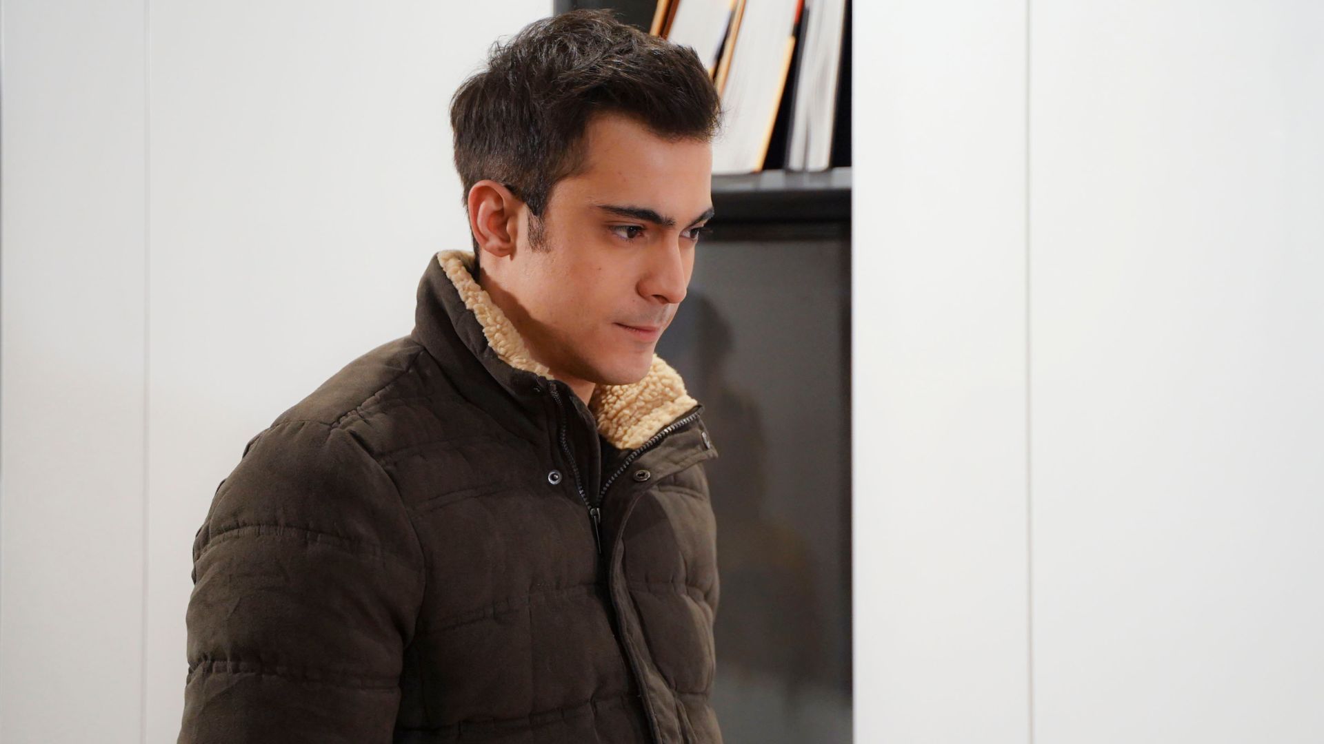 Dogac Yildiz (Yigit Ekinci) in una scena di Forbidden Fruit 3.