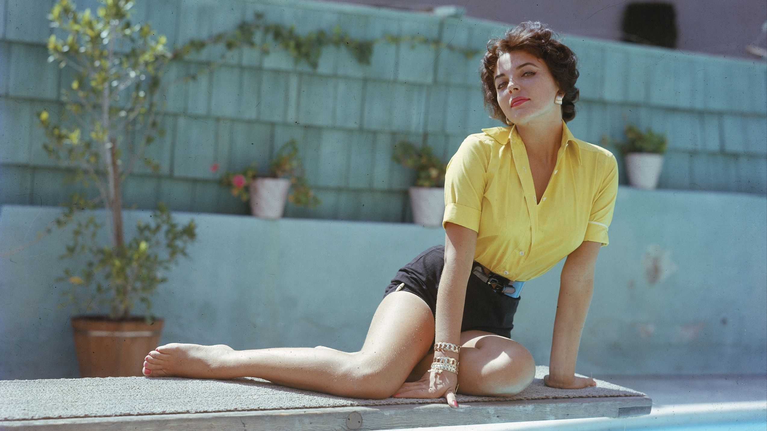 Joan Collins posa a bordo piscina (1950) 
Credit: Getty Images