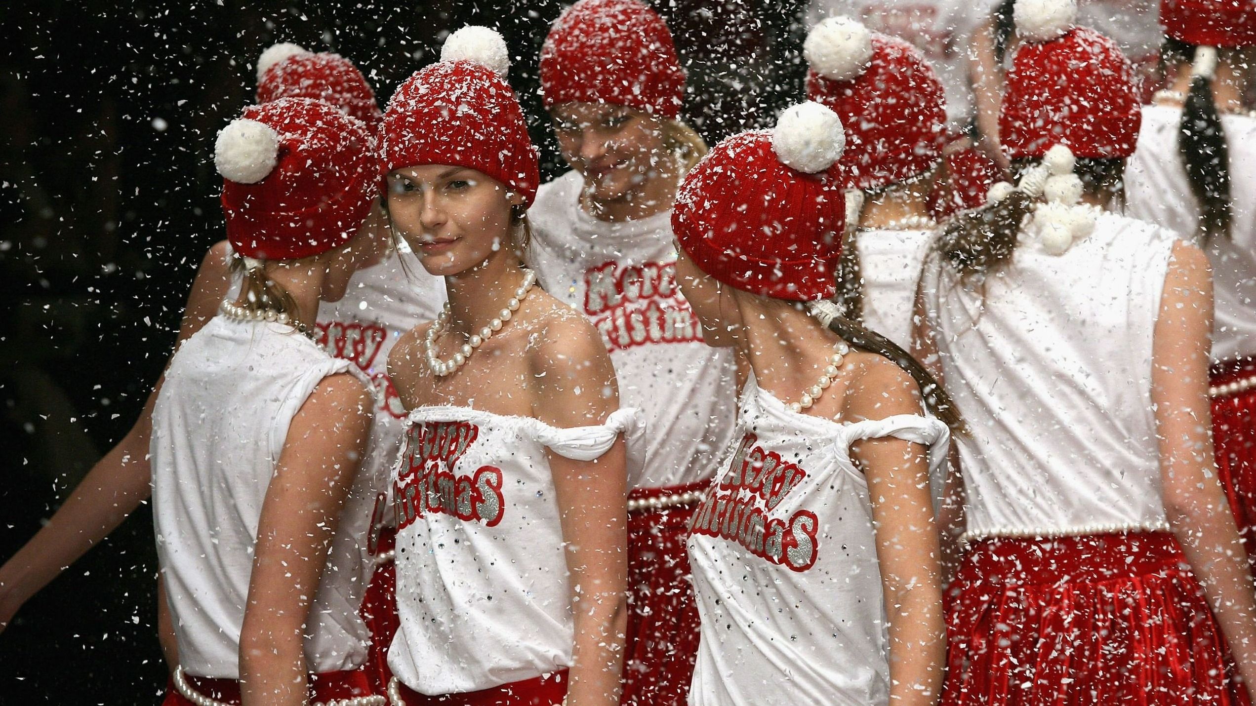 Le modelle sfilano durante la sfilata di D&G nel terzo giorno della Milano Fashion Week (Milano Moda Donna), collezioni prêt-à-porter donna Autunno/Inverno 2006/07, al Metropol il 20 febbraio 2006 a Milano, Italia - Credits: Getty Images